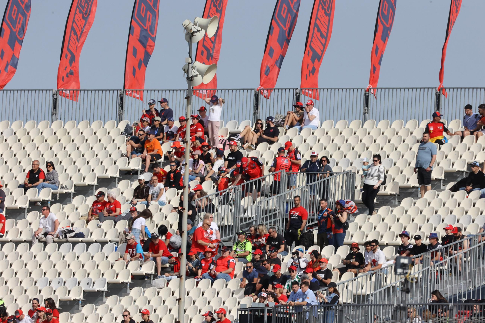 Ambiente del viernes en las gradas del Circuito de Jerez - Ángel Nieto