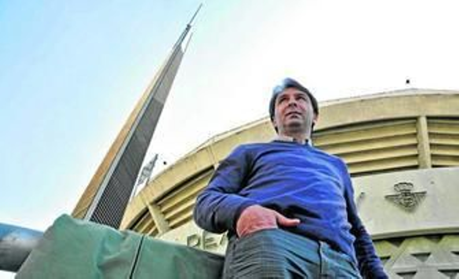 Vlada Stosic, a las puertas del estadio de Heliópolis nada más regresar ayer con la expedición verdiblanca desde Madrid.