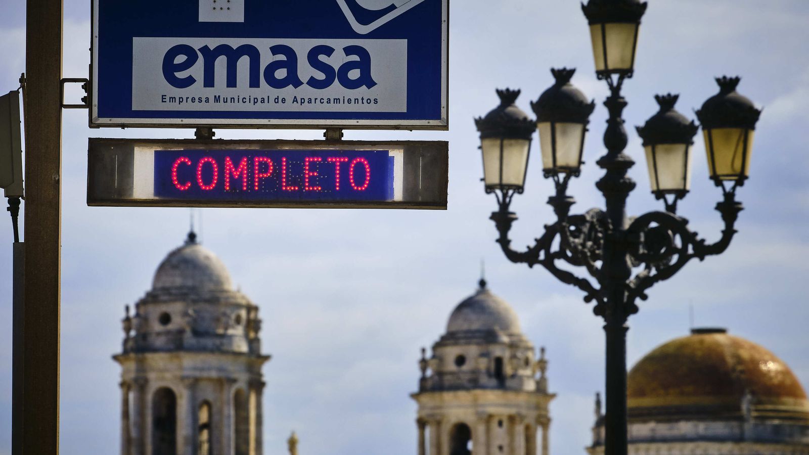Cartel de completo en el aparcamiento del Campo del Sur
