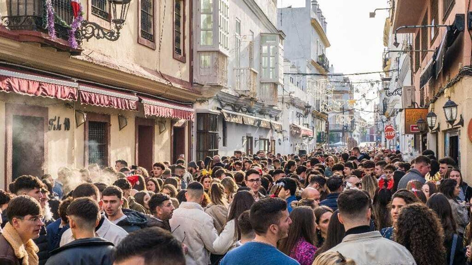 Aspecto que presentaba la calle Las Cortes el día de Nochebuena en San Fernando. Aspecto que presentaba la calle Las Cortes el día de Nochebuena en San Fernando.