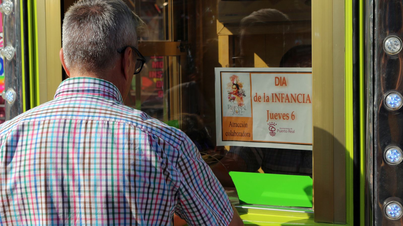 Taquina de una de las atracciones, indicando el descuento