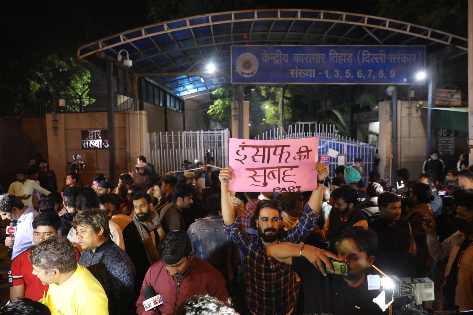 Un grupo de manifestantes recita cánticos en la entrada de la cárcel delhí de Tihar.