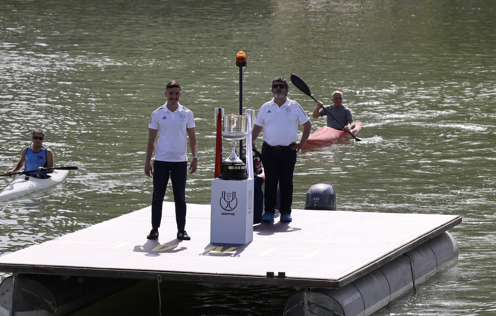 El presidente de la Junta de Andalucía recibe la Copa del Rey e inaugura la exposición "Los reyes de la Copa"