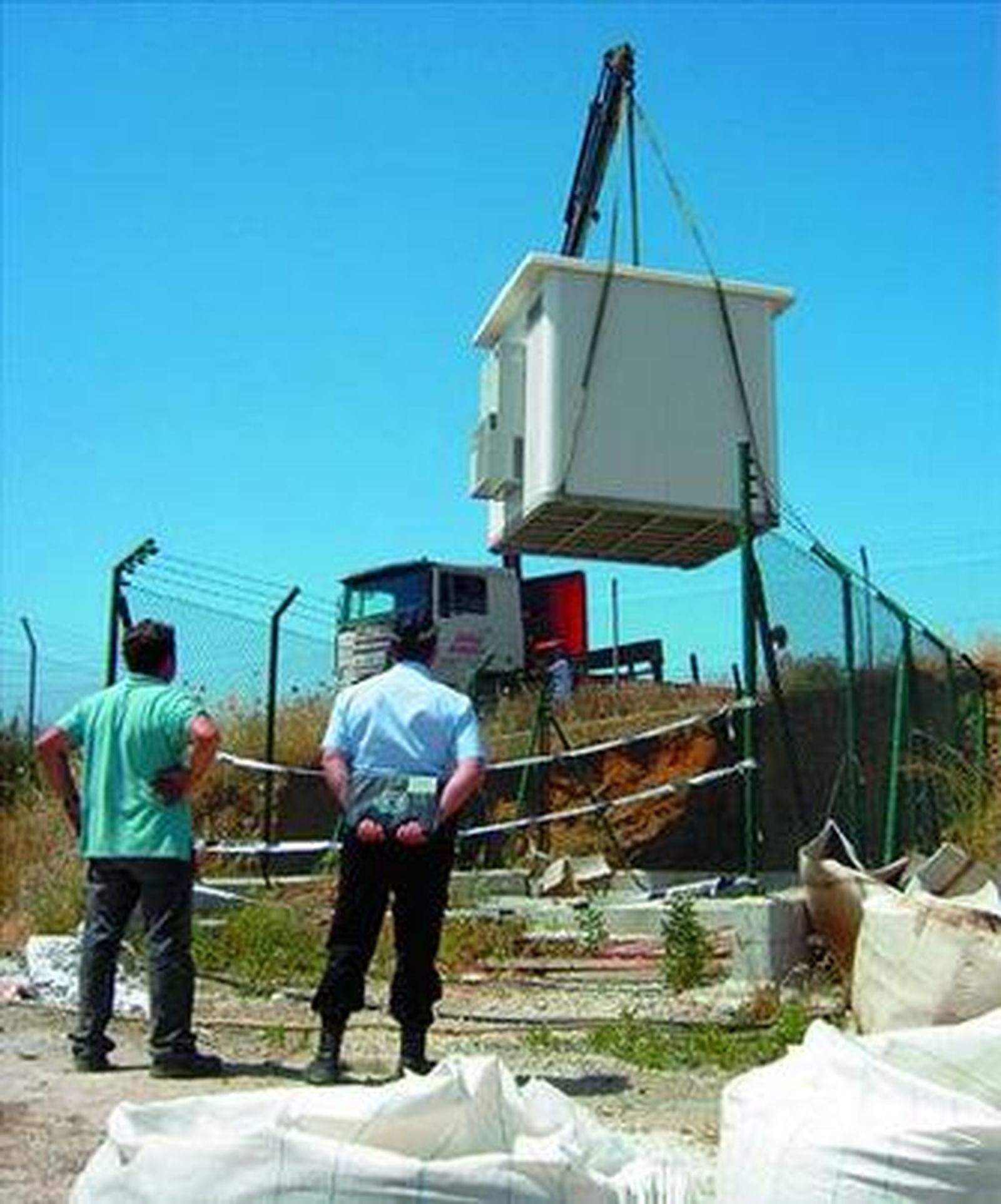 La Policía Local quita una antena ilegal en Mijas.