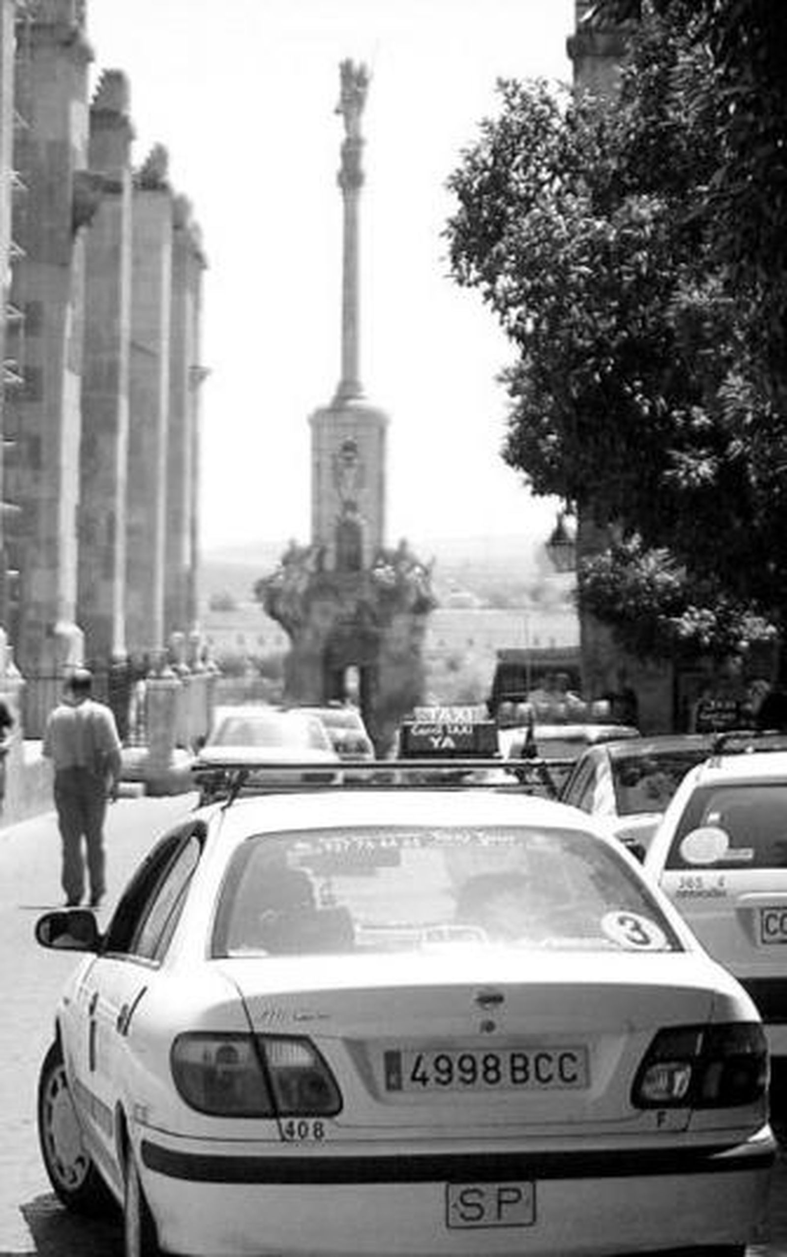 Un taxi circula por el entorno de la Mezquita-Catedral.