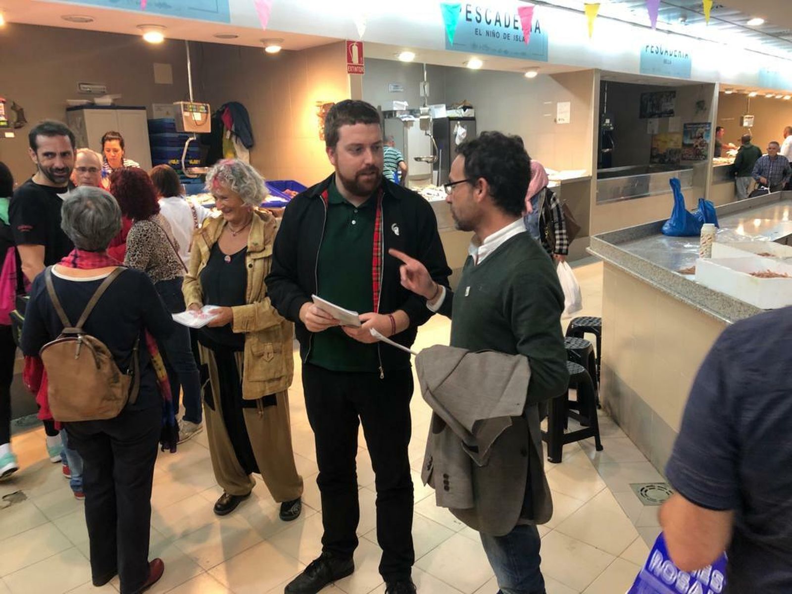 Alejandro García y otros componentes de Unidas Podemos en Cartaya.