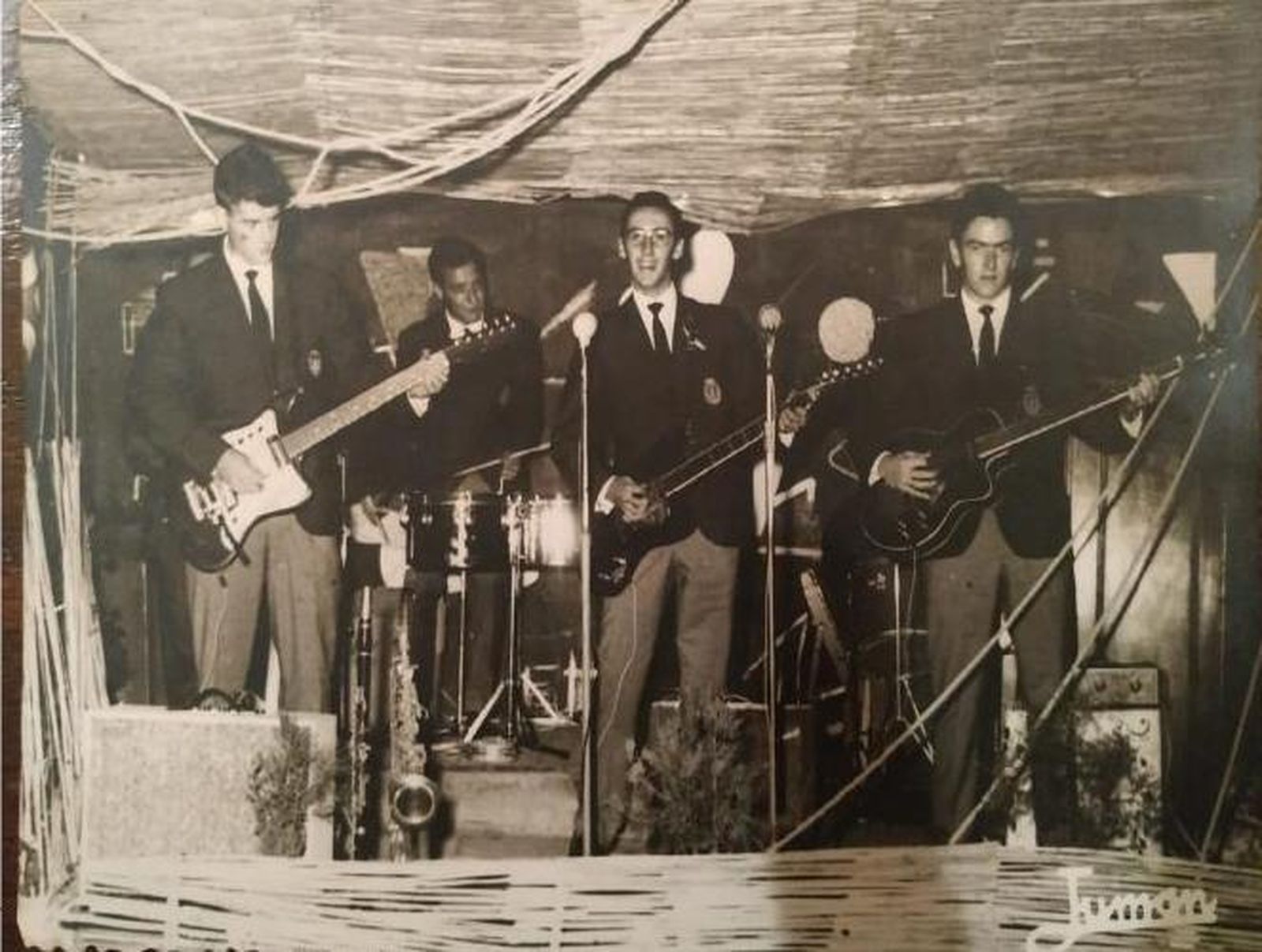 Los componentes del grupo Abunais Fernando Alcina, Álvaro domínguez, Albeto Brome y Pepe Gómez Höhr, durante una de sus actuaciones en el local de la plaza de Candelaria, conocido por ‘Le Chat Nori’.