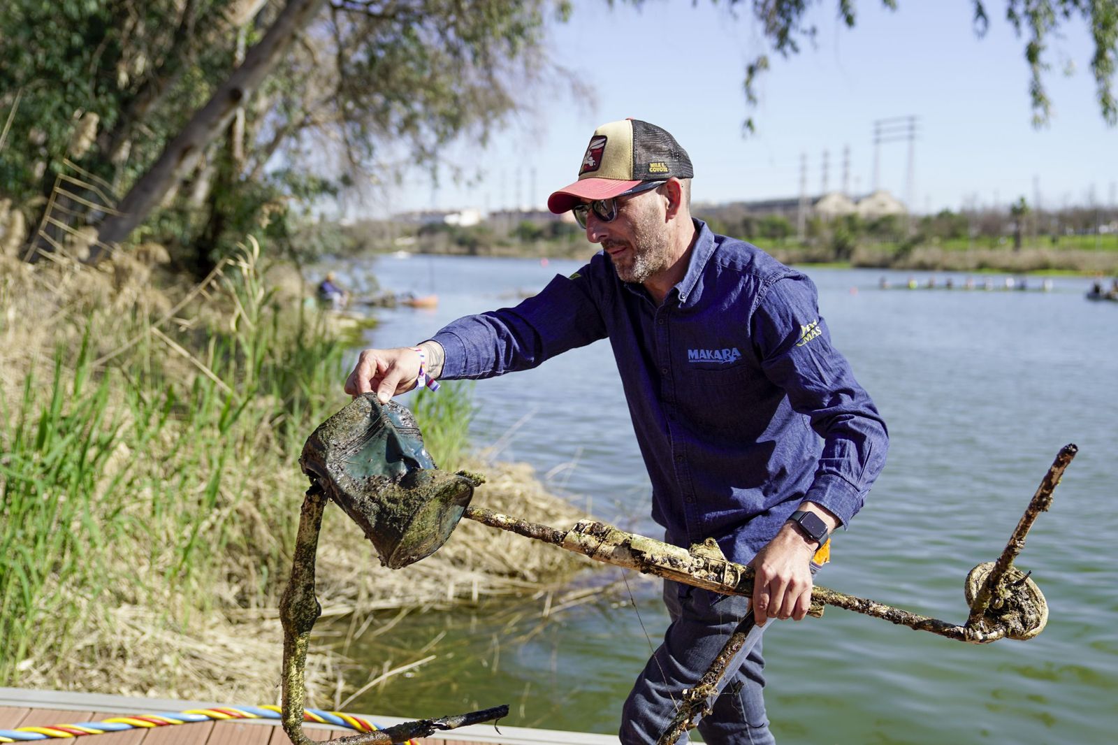 La limpieza solidaria del Guadalquivir en el Centro Náutico del Alamillo, todas las fotos