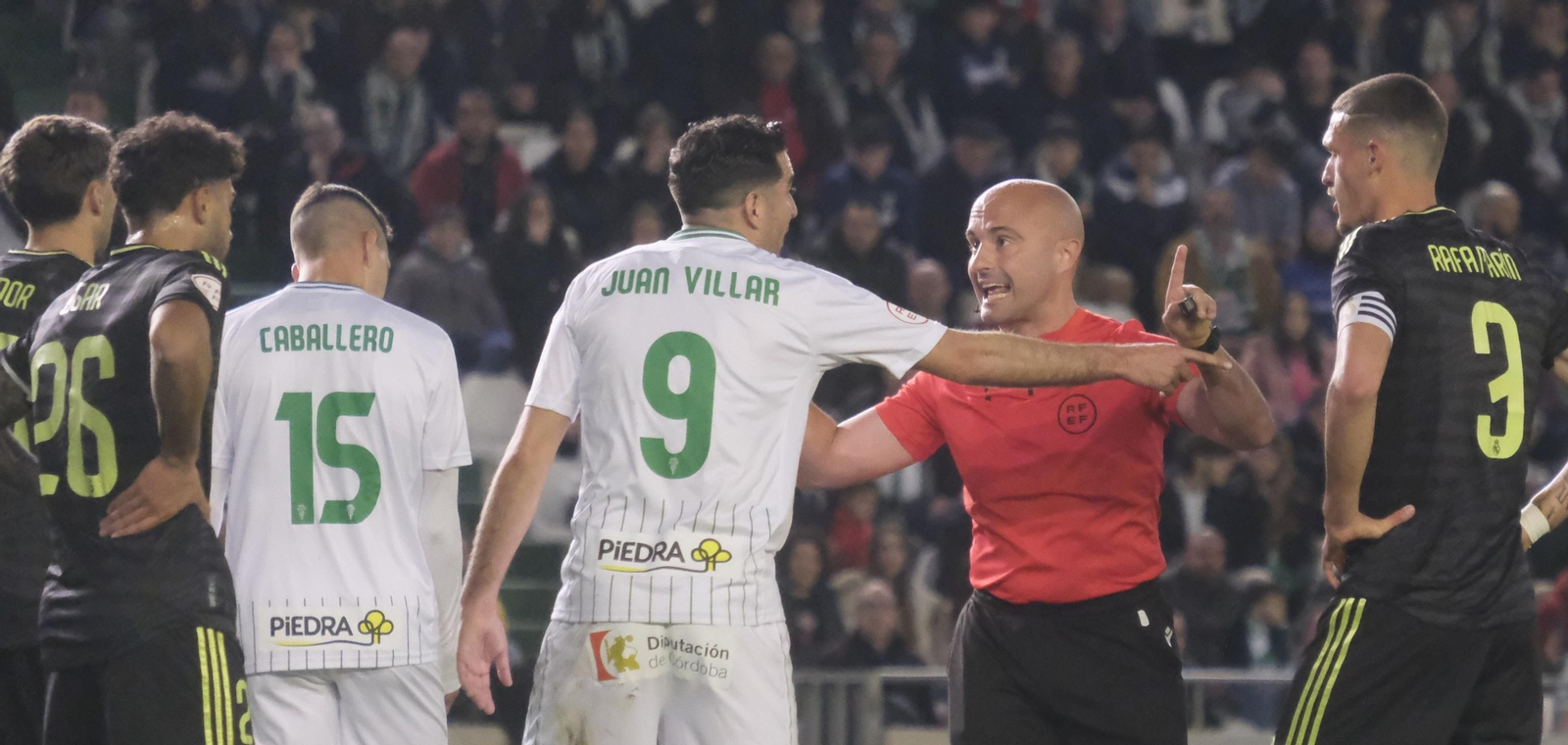 Juan Villar dialoga con Vicente Moral durante el CCF-Real Madrid Castilla.