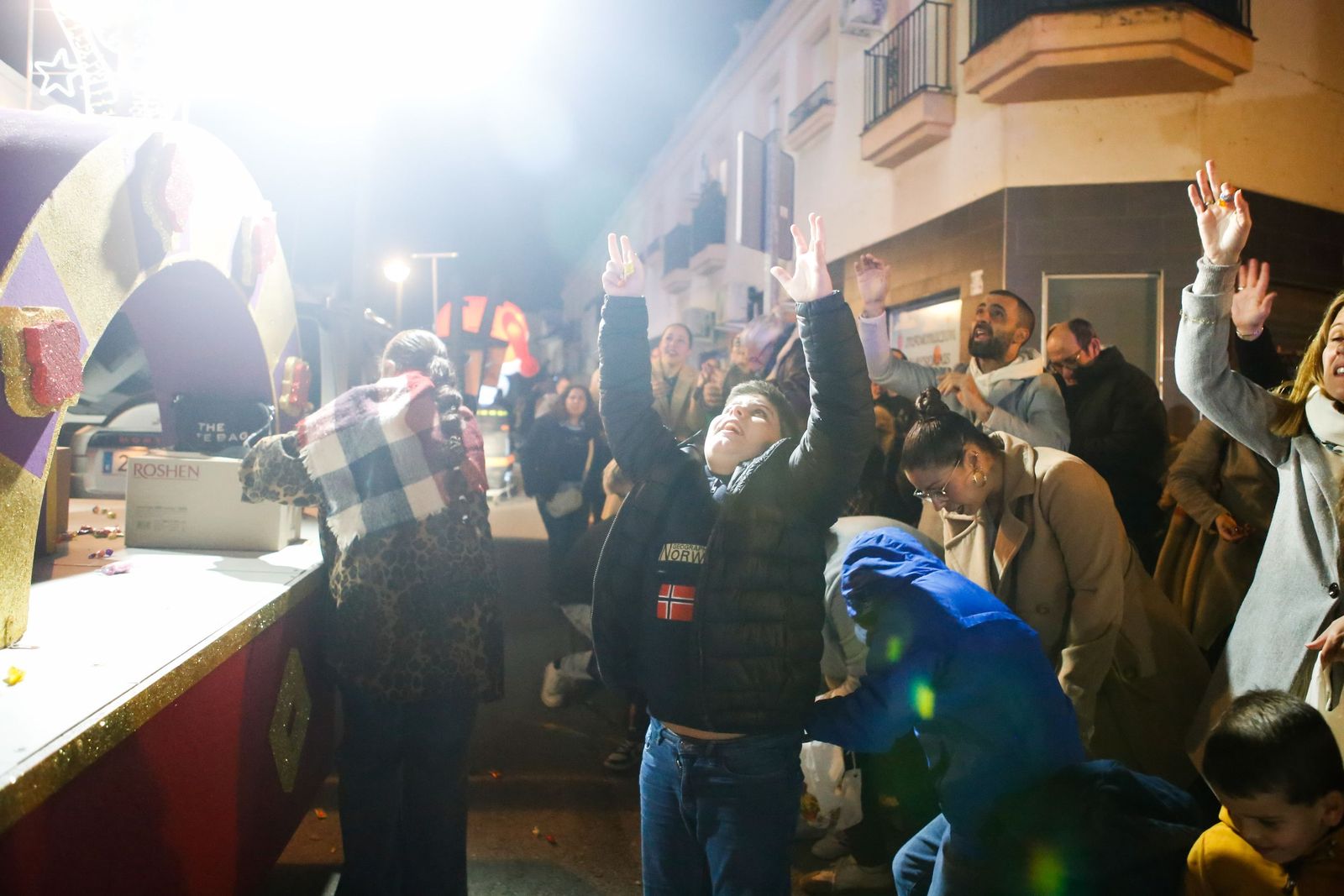 Búscate en las fotos de la cabalgata de Reyes Magos 2026 en Los Barrios