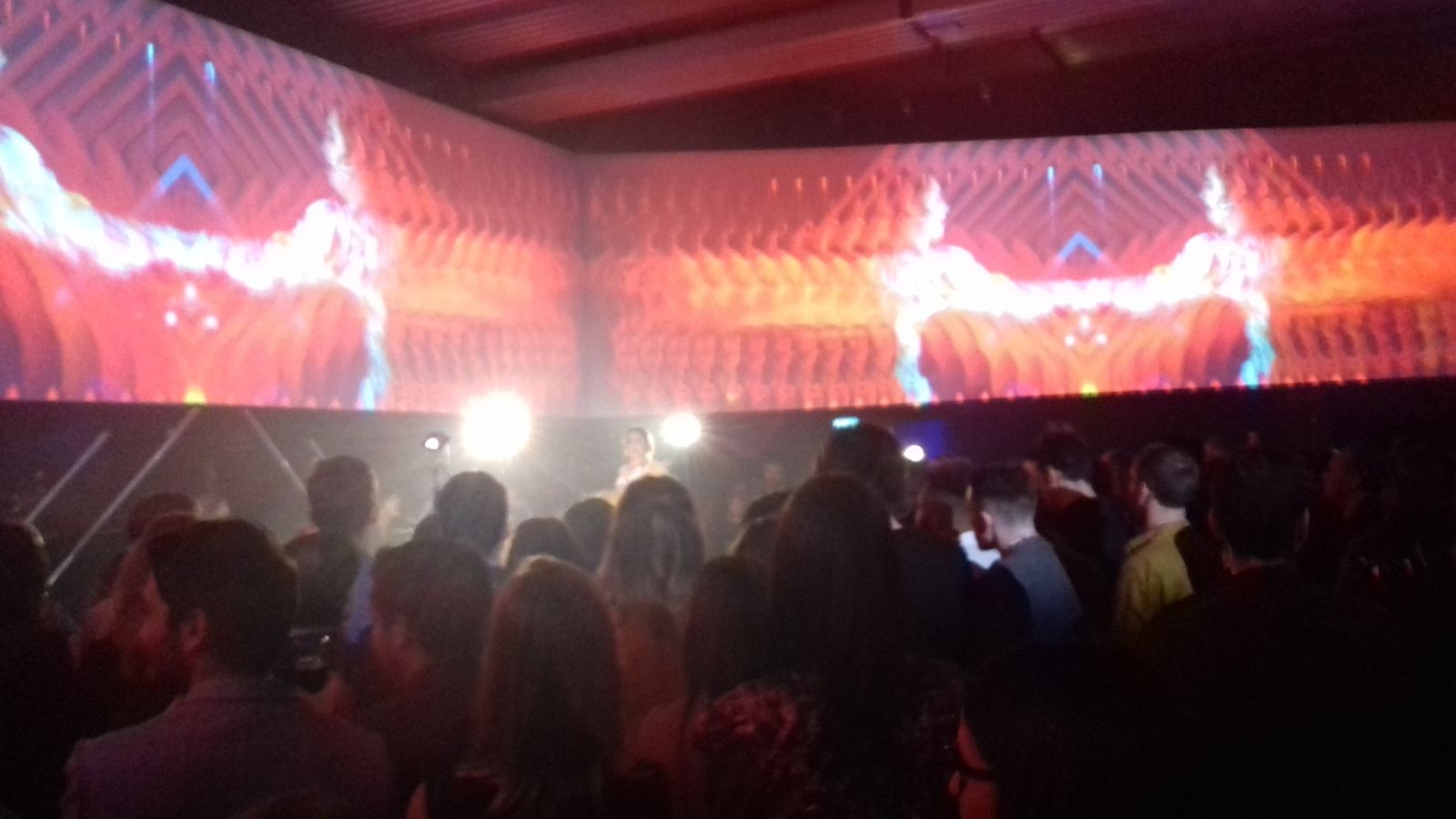 La bailaora Paula Comitre reflejada en las pantallas gigantes de la fiesta