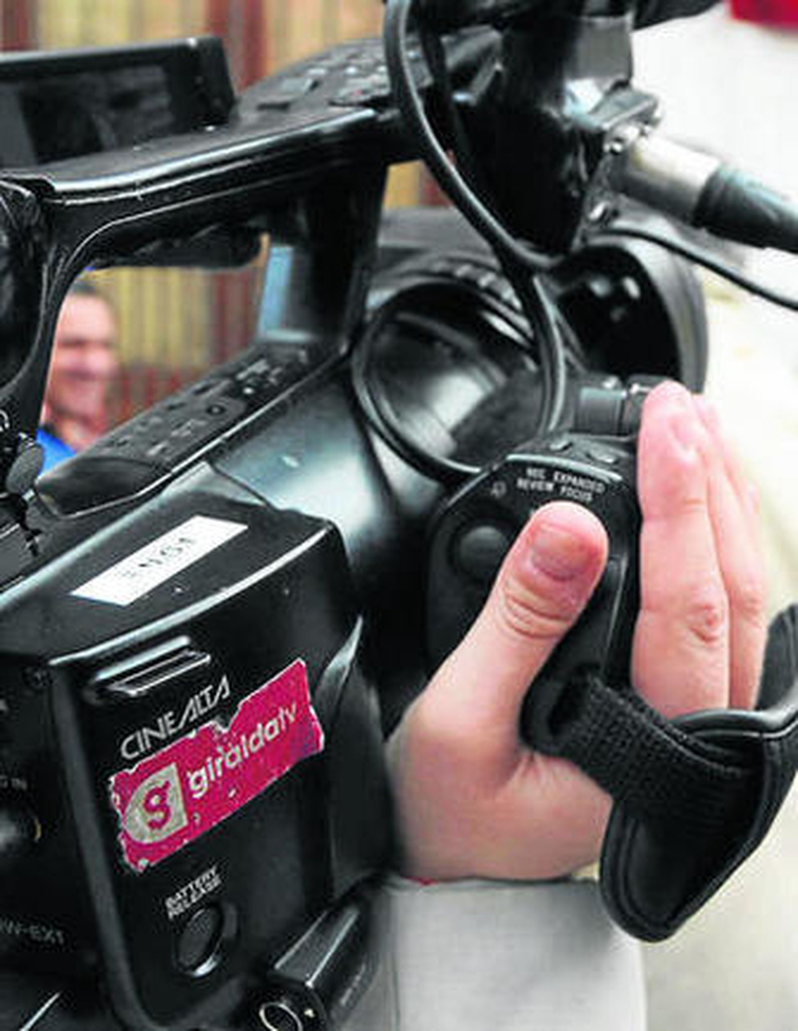 Una cámara de Giralda TV graba imágenes en la calle.