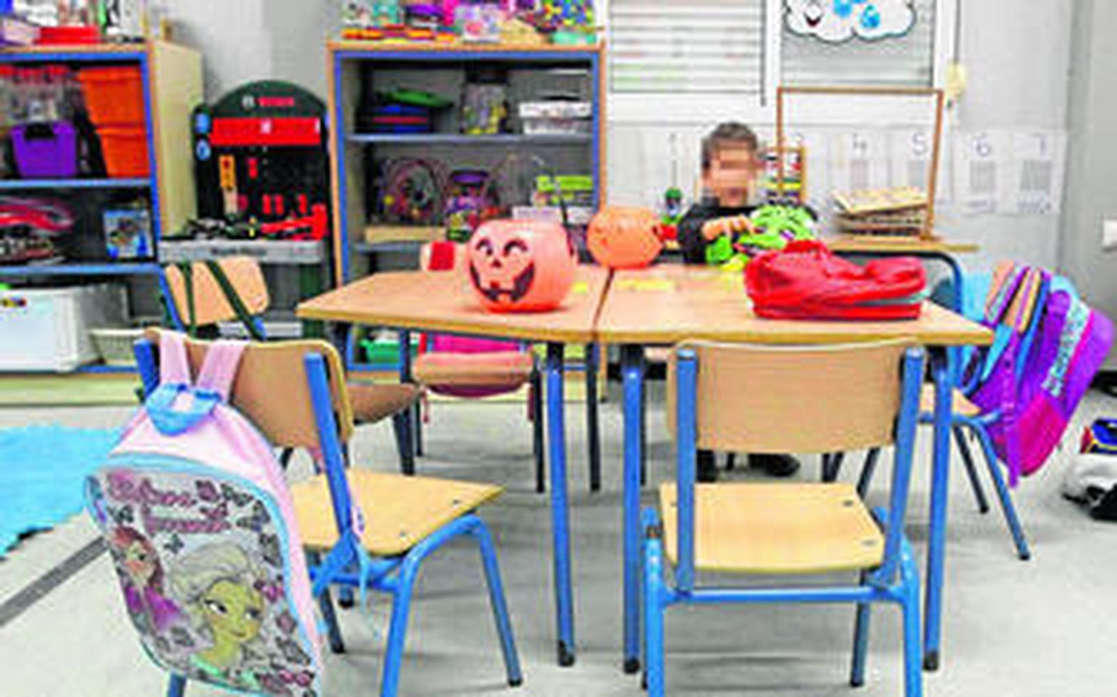 Un pequeño, dentro de un aula prefabricada en el colegio San García.