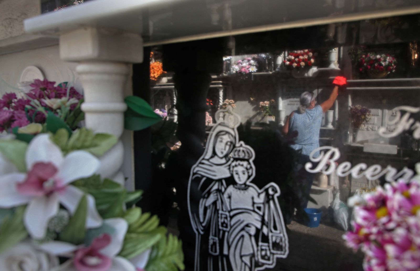 Fotos de los preparativos para los Tosantos en el cementerio de Algeciras