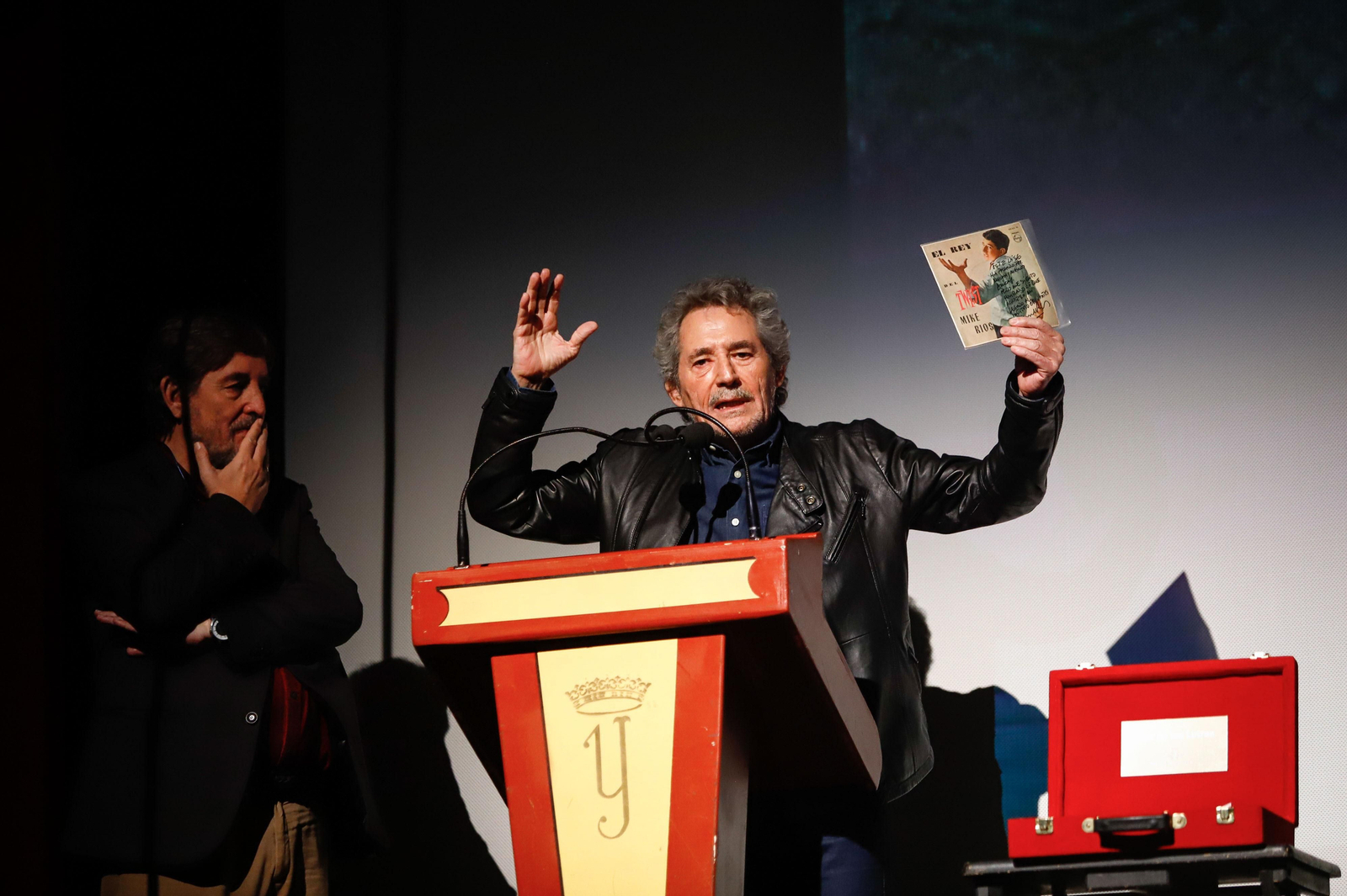 Miguel Ríos entrega un legado al Instituto Cervantes y ofrece un concierto en el Teatro Isabel la Católica