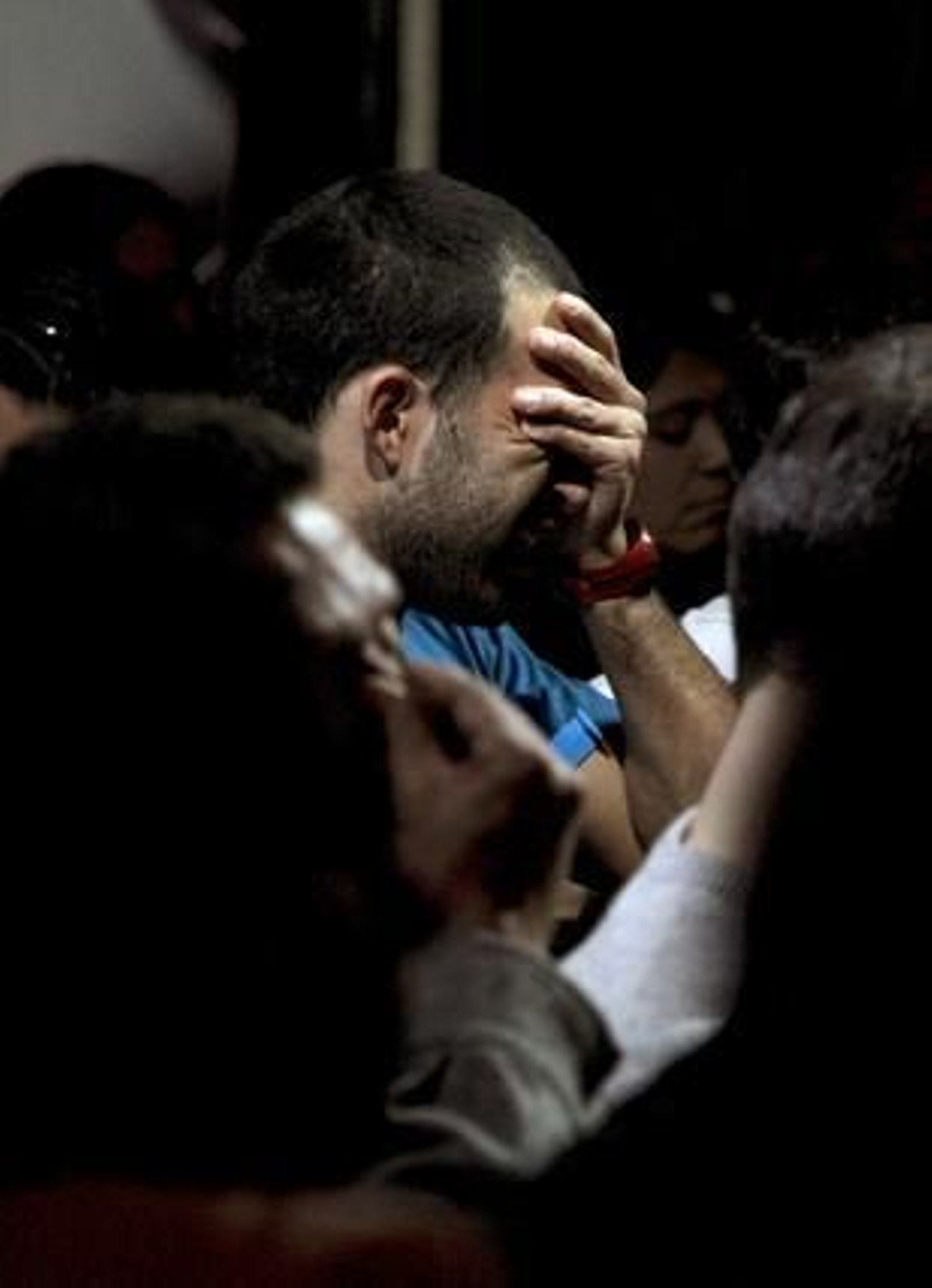 Seguidores de Fernando Alonso, desolados tras la derrota en Abu Dhabi.

Foto: EFE