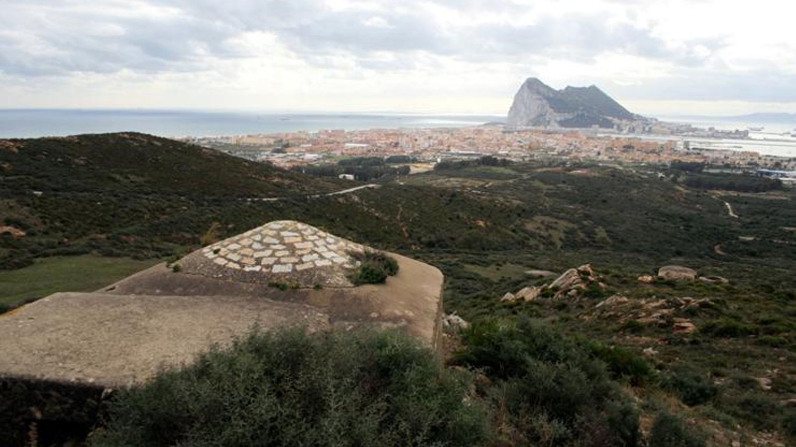 Observatorio de artillería número 238 de sierra Carbonera (San Roque). Se conserva en toda su integridad y presenta extraordinarias vistas sobre Gibraltar, en consonancia con su finalidad constructiva. Año 2010. Observatorio de artillería número 238 de sierra Carbonera (San Roque). Se conserva en toda su integridad y presenta extraordinarias vistas sobre Gibraltar, en consonancia con su finalidad constructiva. Año 2010.
