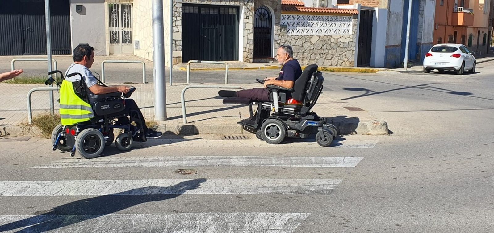 Dos personas en sillas de ruedas en una barriada de Algeciras.