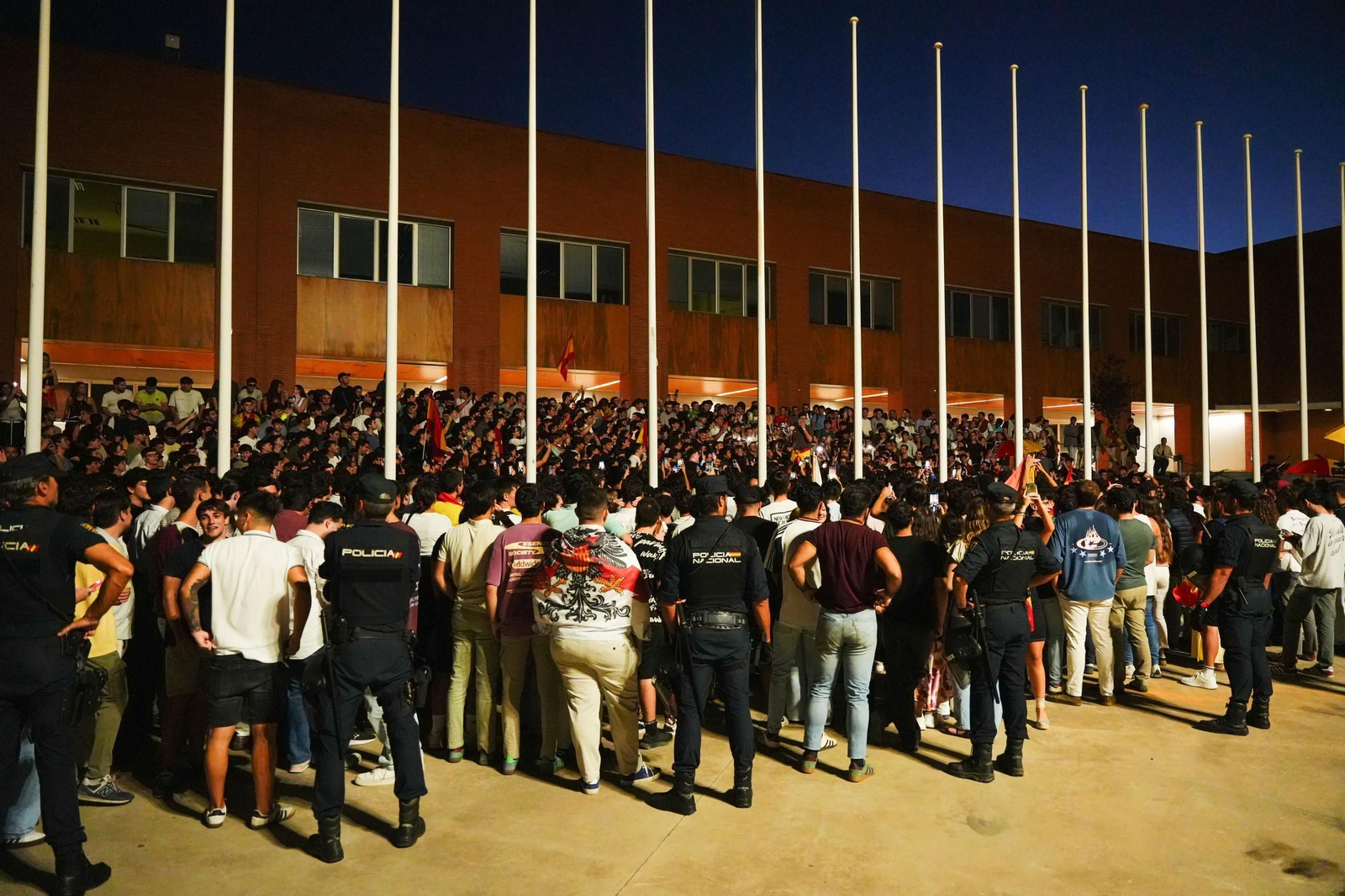 Vito Quiles en la Universidad Pablo de Olavide de Sevilla: fotos de las concetraciones a favor y en contra