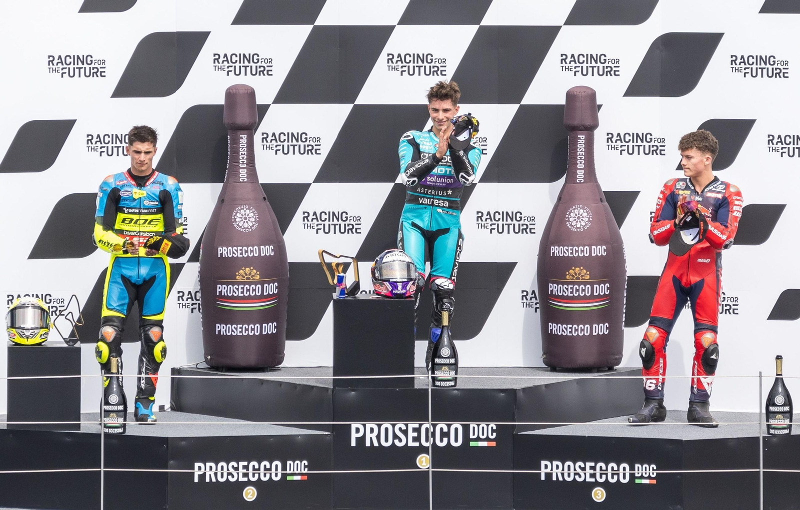 David Muñoz, a la izquierda, en el podio de Moto3 en Spielberg.
