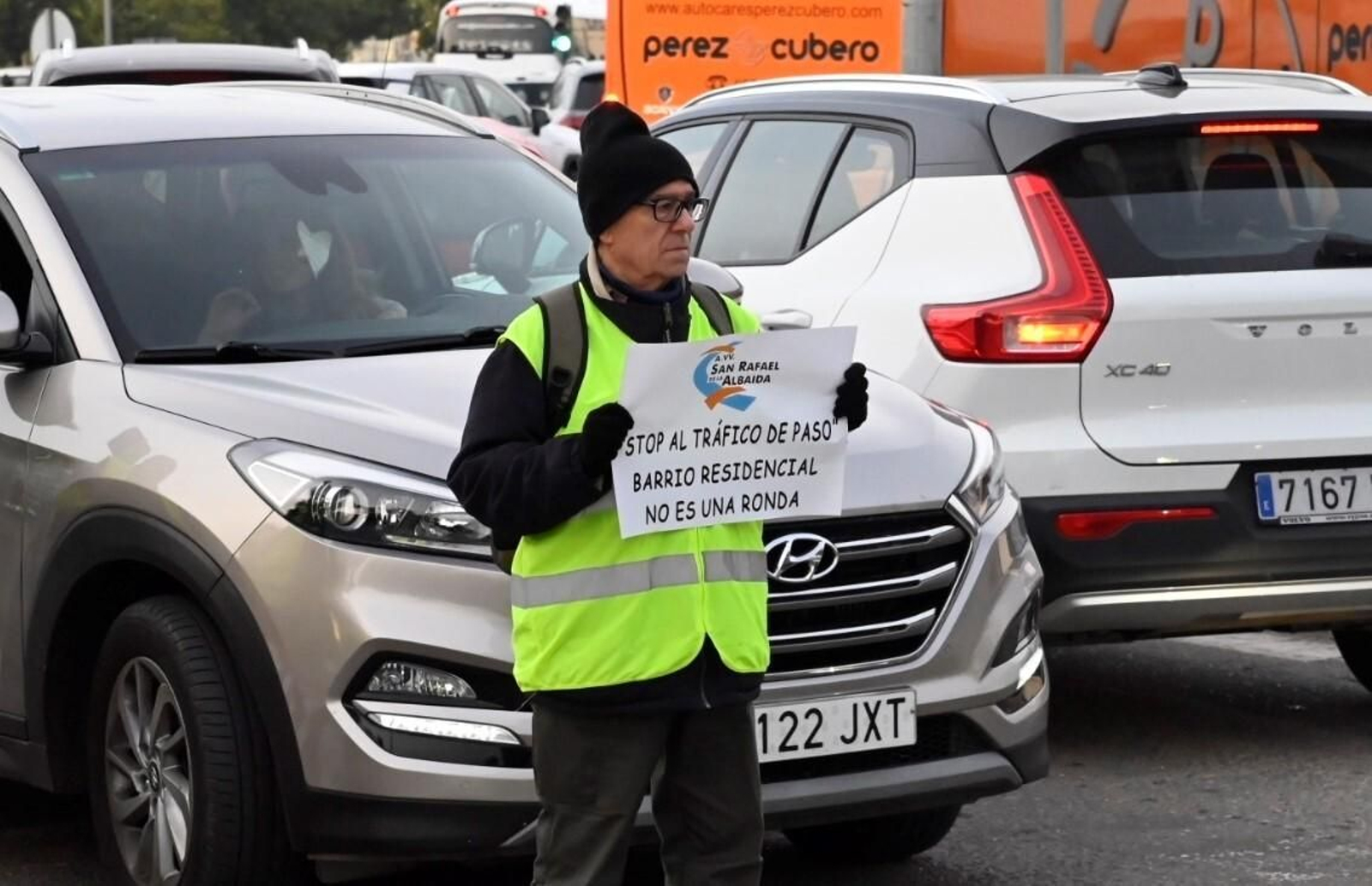 Los vecinos de San Rafael de la Albaida cortan el acceso al barrio por el aumento del tráfico, en imágenes