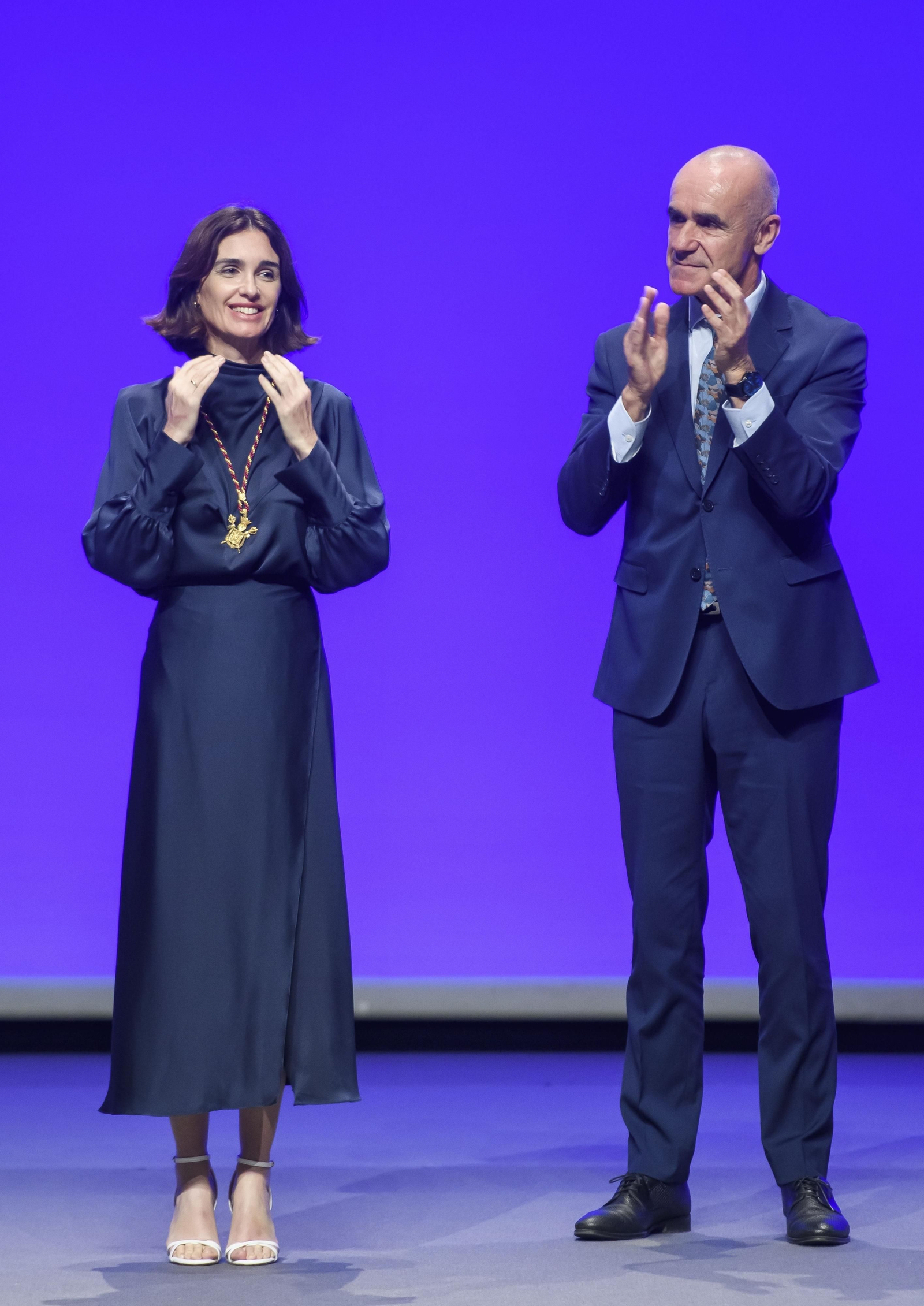 El socialista aplaude a la actriz Paz Vega durante la gala de la entrega de las medallas de Sevilla en el Día de San Fernando. Fue su primera convocatoria pública tras la noche electoral.