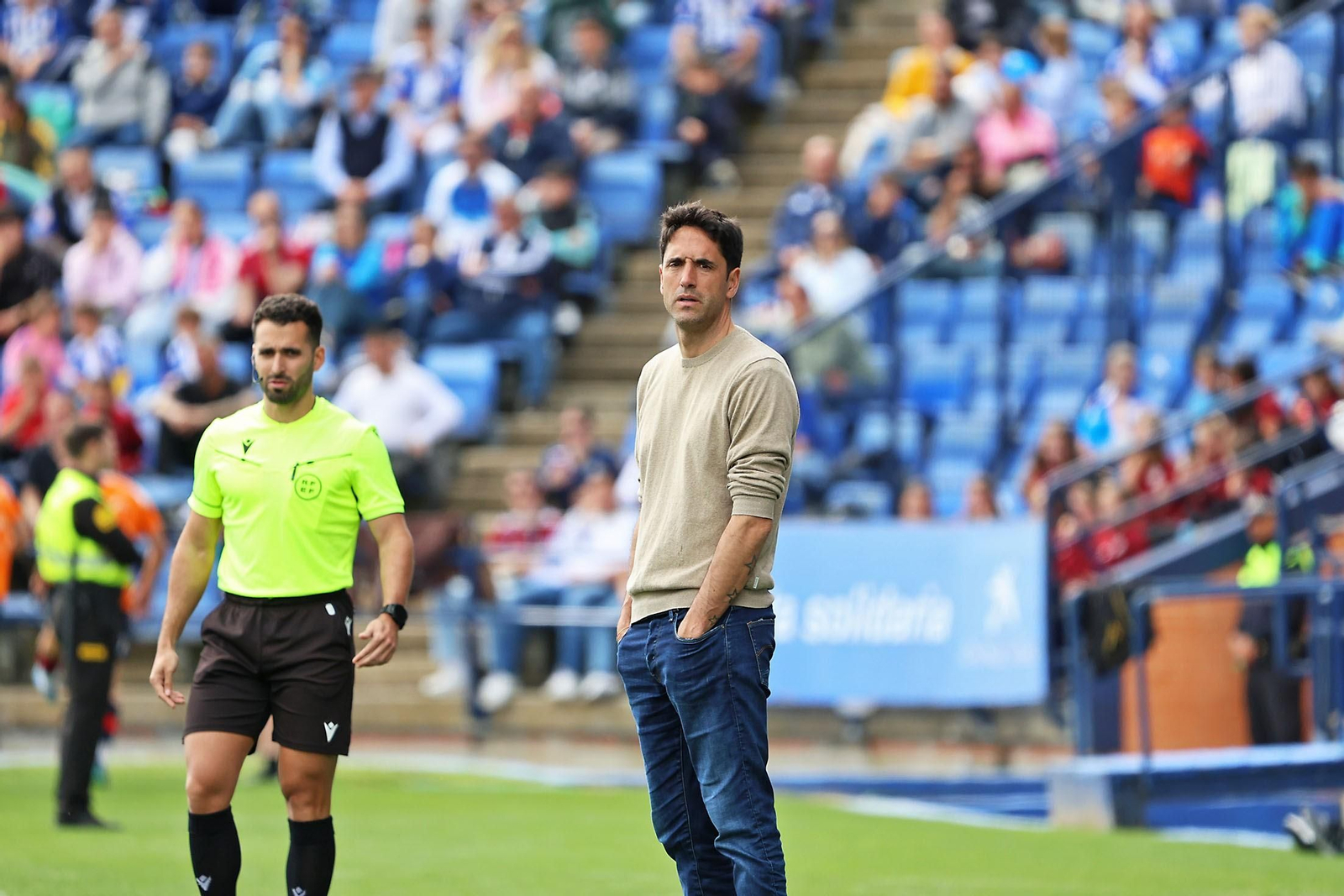Iñigo Vélez en la banda del Nuevo Colombino.
