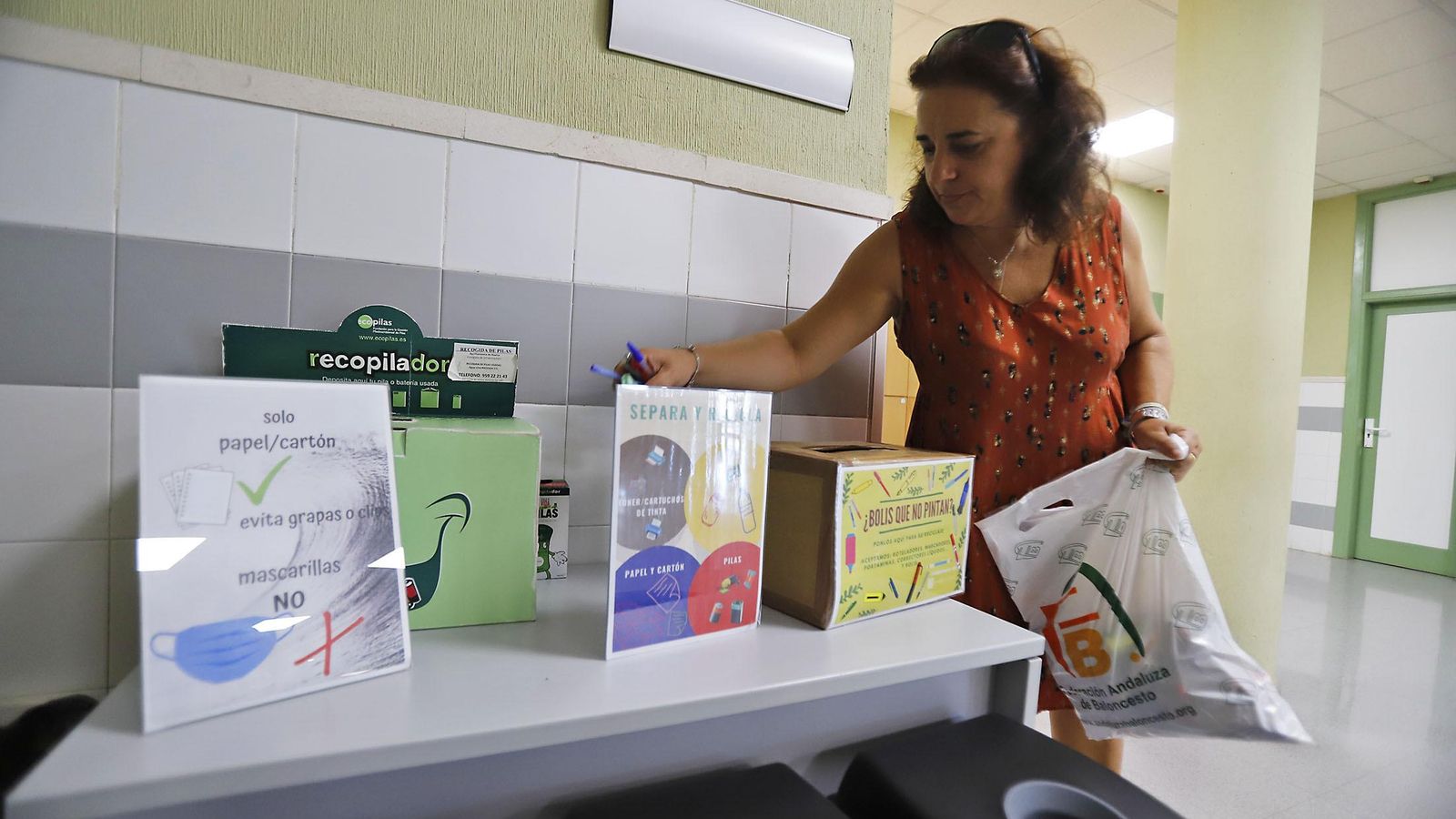 El punto limpio en el vestíbulo de entrada de la Biblioteca Central Ibn Hazm de la UHU.