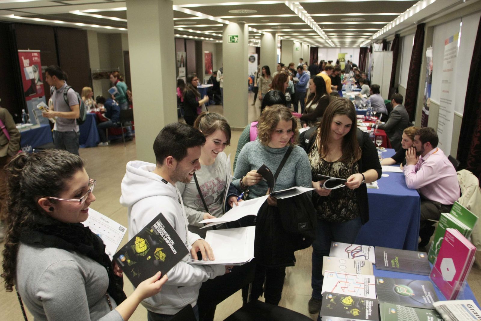 Varios jóvenes en una de las ediciones pasadas de la Feria Internacional de Estudios de Posgrado.