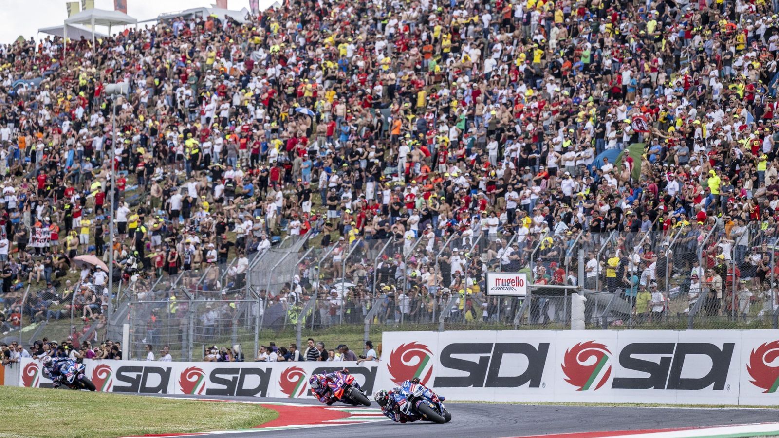 El piloto italiano de Ducati, Pecco Bagnaia, lidera la carrera de MotoGP en Mugello.
