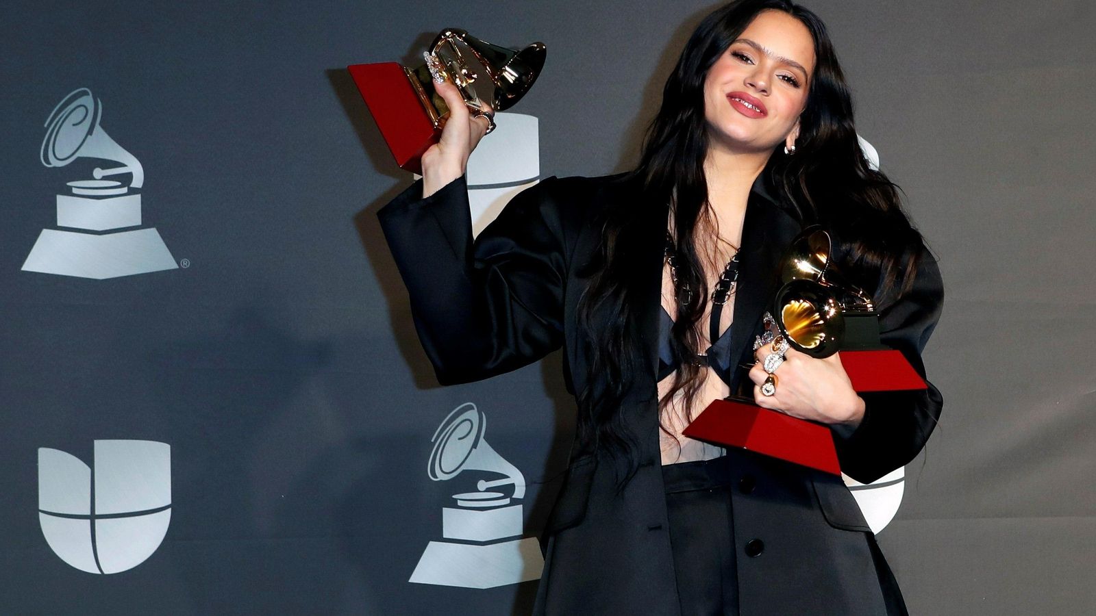 Rosalía posa con sus premios.