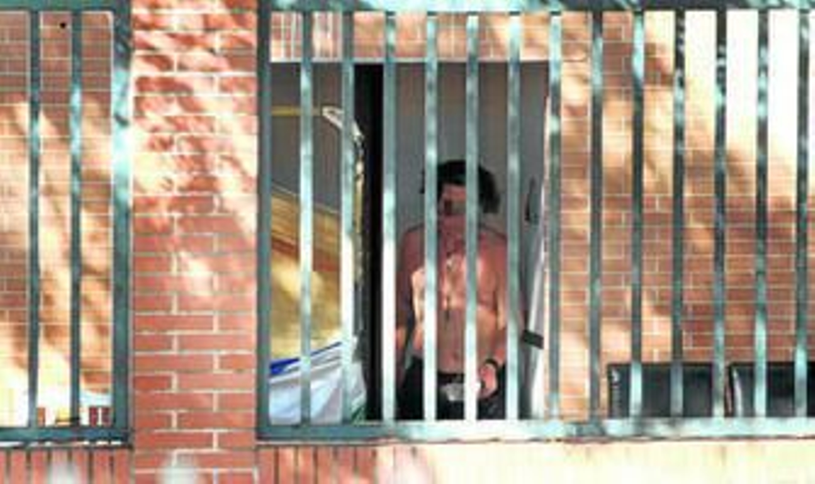 Los vecinos denuncian que los nuevos inquilinos de las casas provocan problemas de convivencia, salubridad y seguridad.