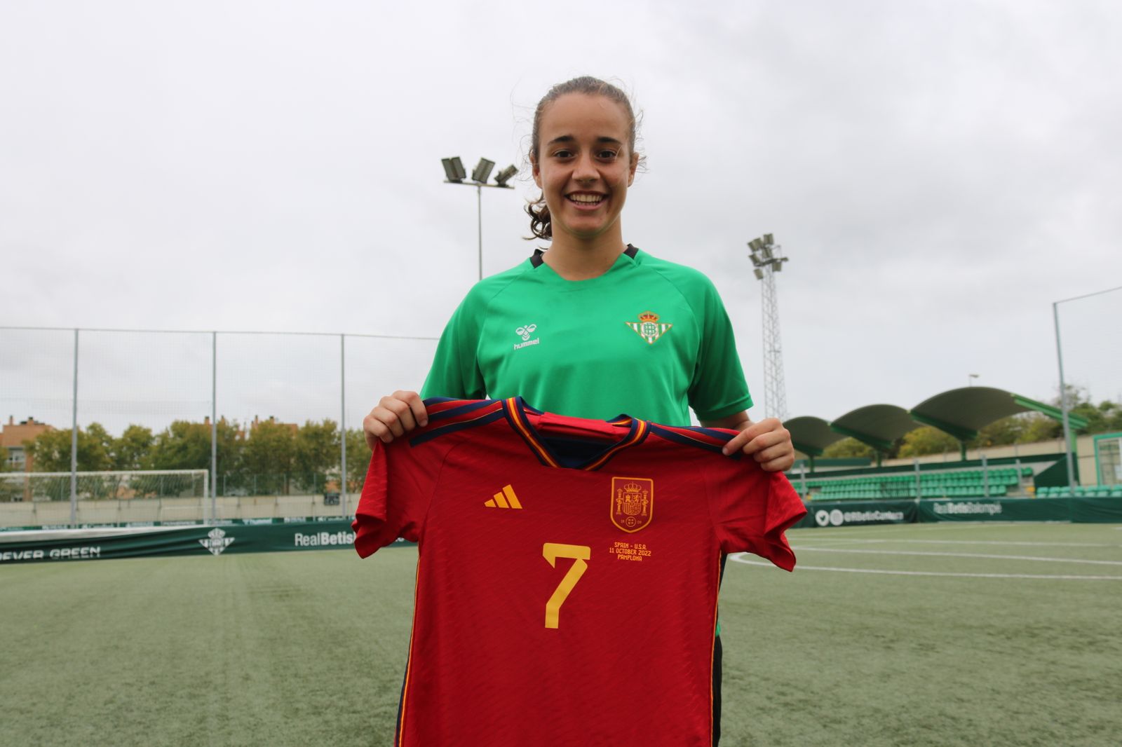 Rosa Márquez, jugadora del Betis Féminas, posa con la camiseta con la que jugó frente a Estados Unidos con la selección absoluta.