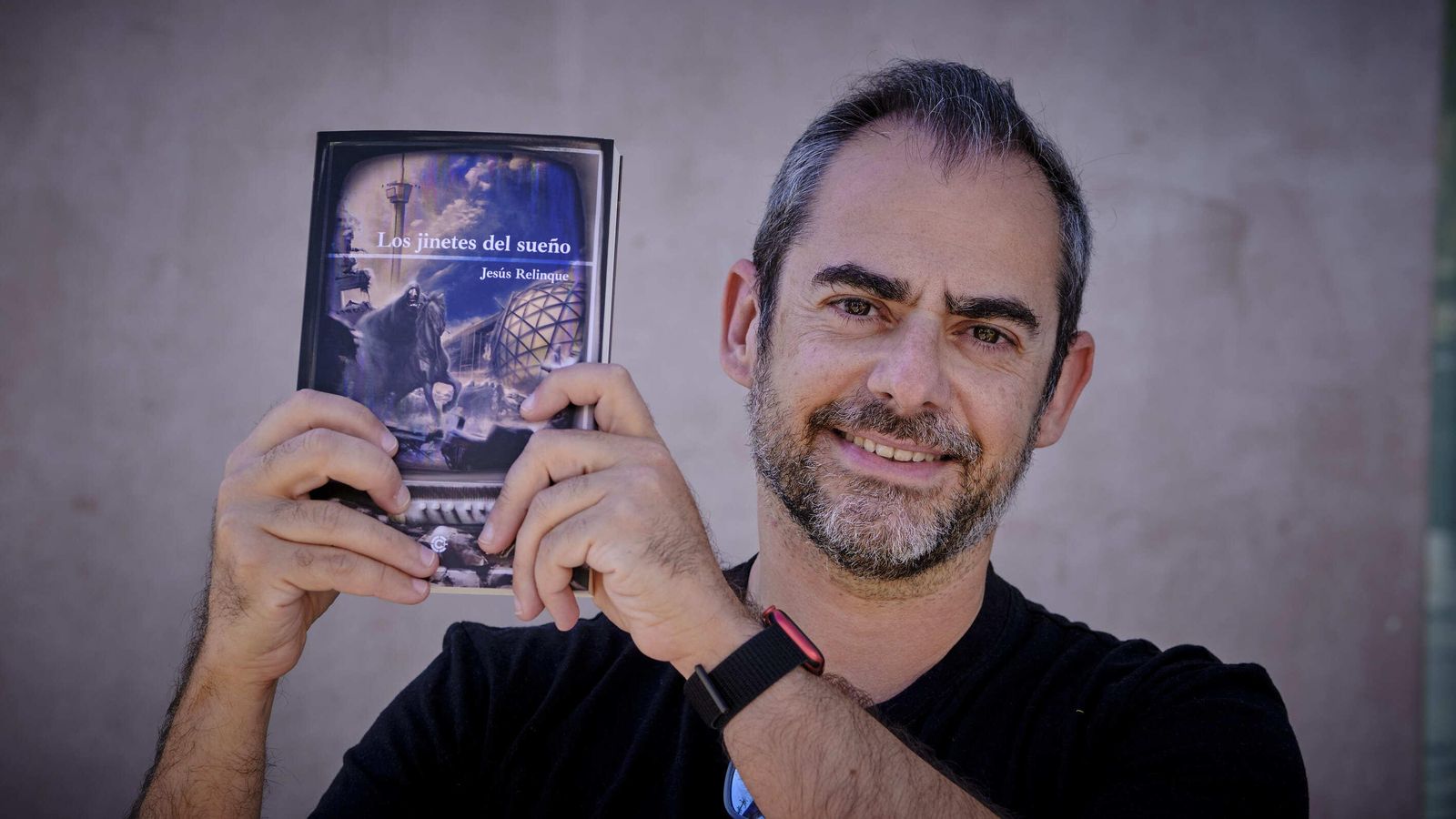 Jesús Relinque con un ejemplar de su novela 'Los jinetes del sueño'.