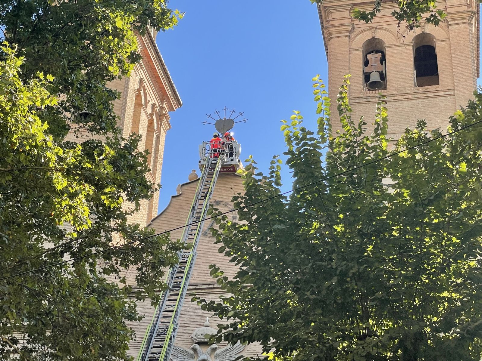 Así estaba el ambiente en la ofrenda floral a la Virgen de las Angustias