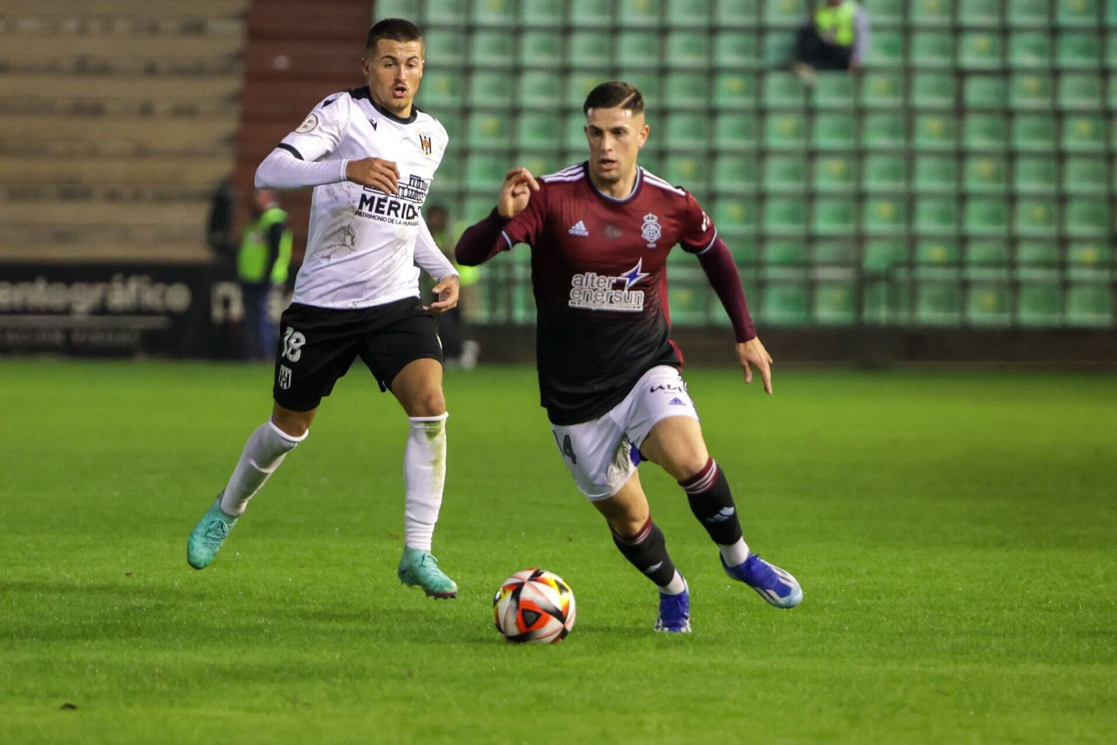 David del Pozo controla el balón en el partido de ida disputado en el Estadio Romano.