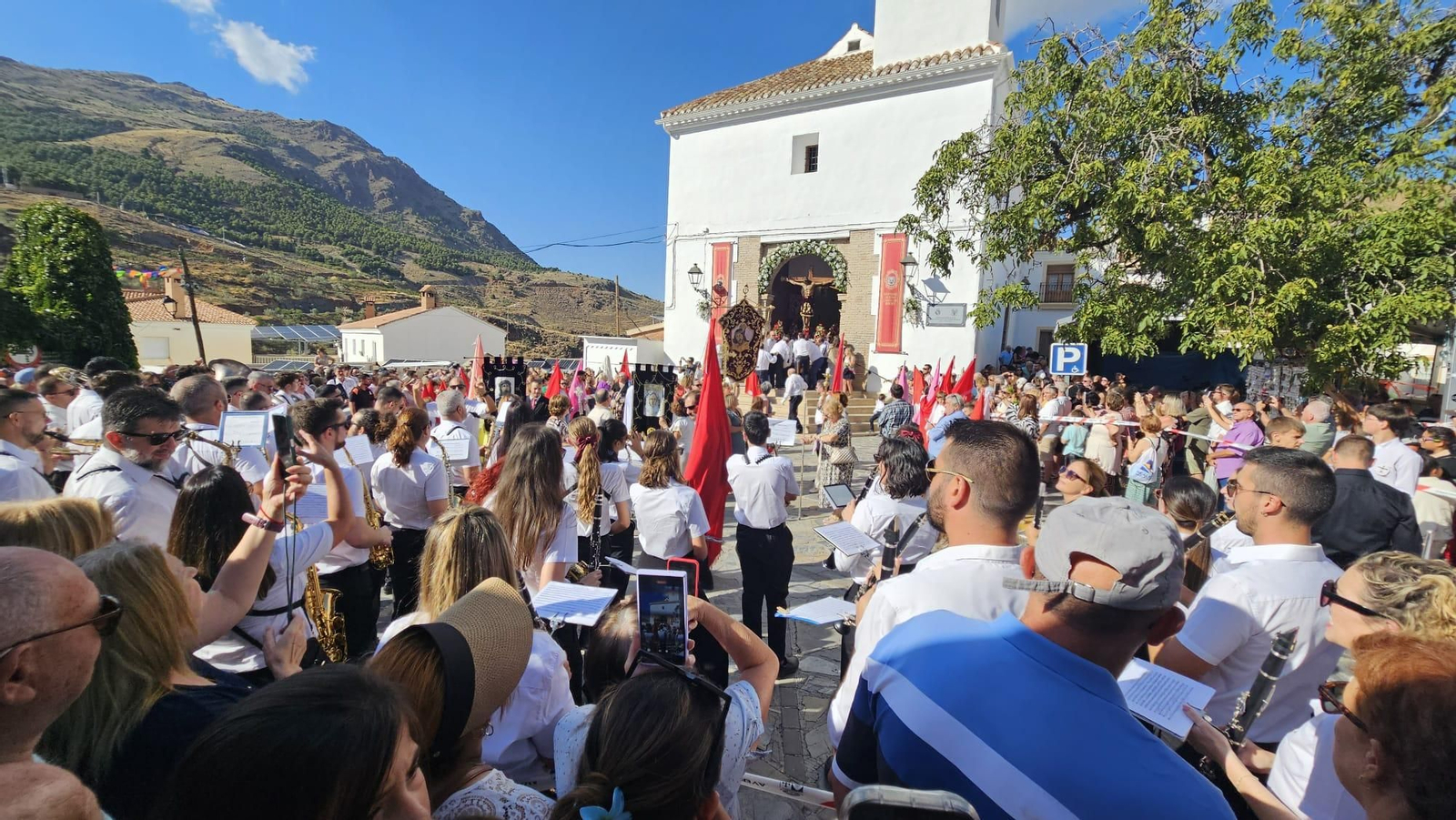 Así ha sido la salida procesional del Santo Cristo del Bosque en Bacares