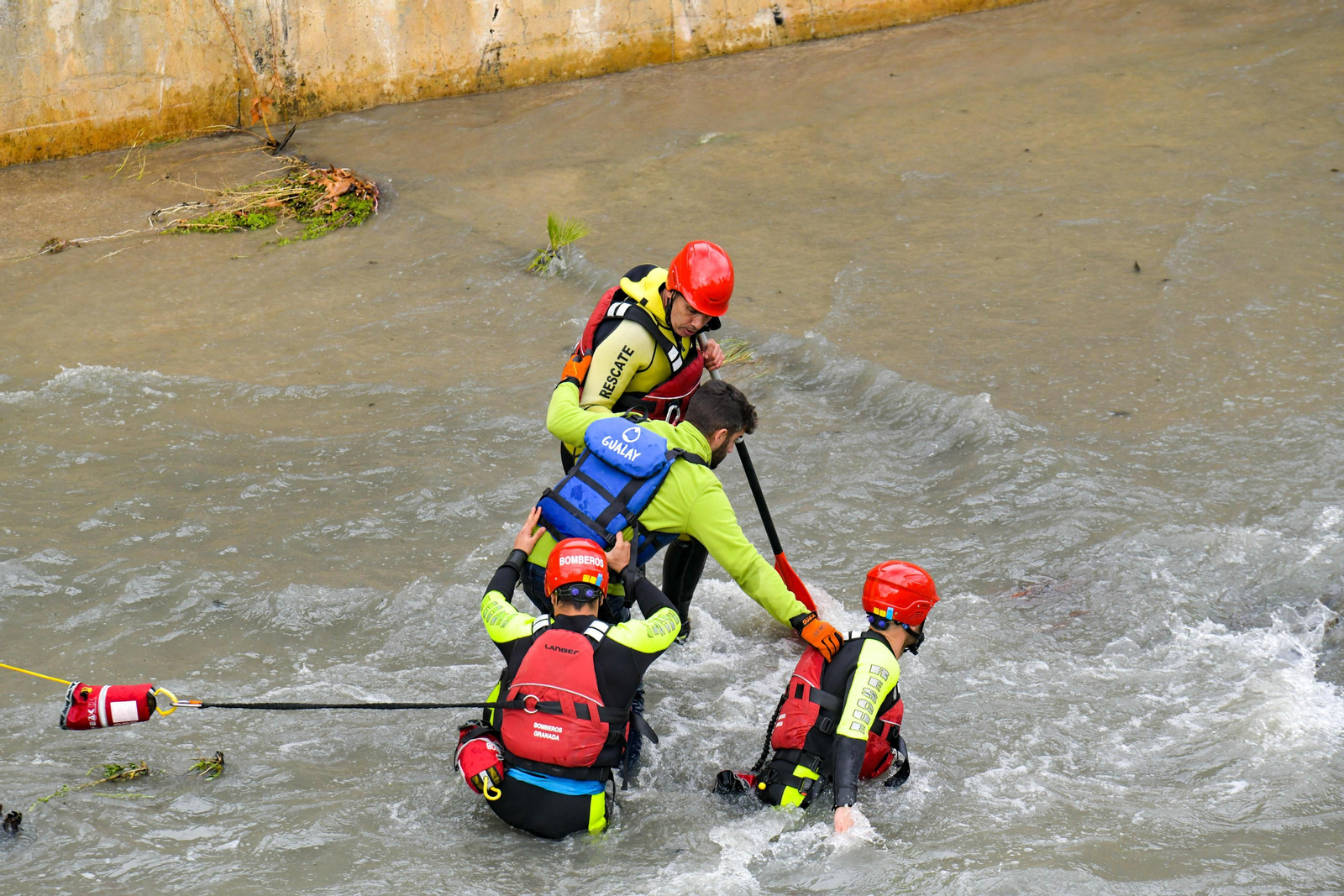 Fotos: Las mejores imágenes del simulacro de rescate de un coche accidentado en el río Genil de Granada
