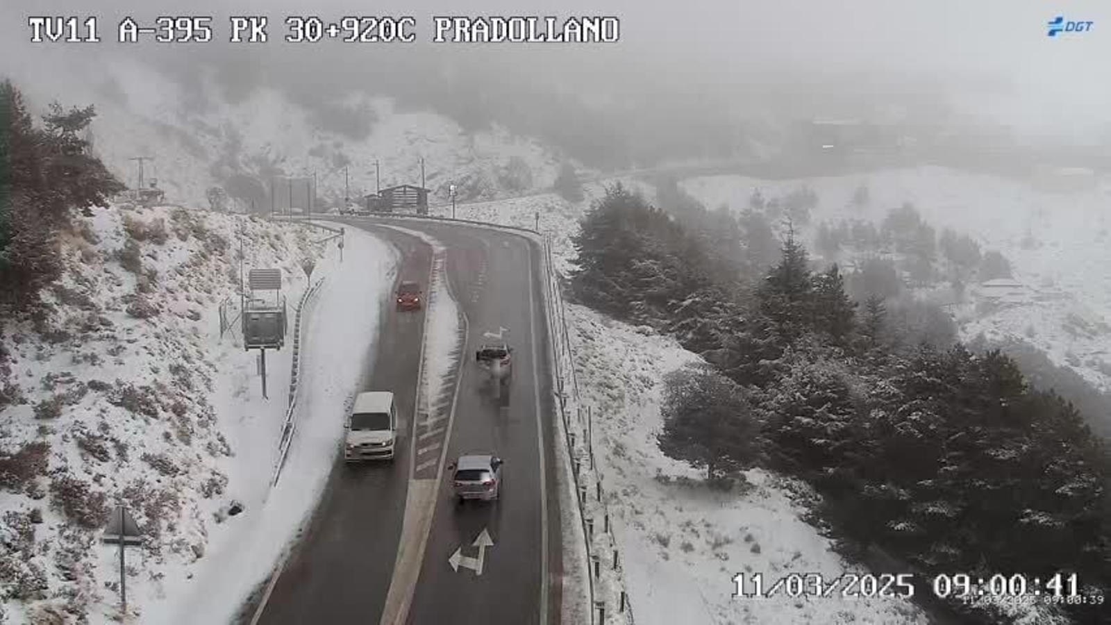 Varios vehículos circulan esta mañana por la A-395