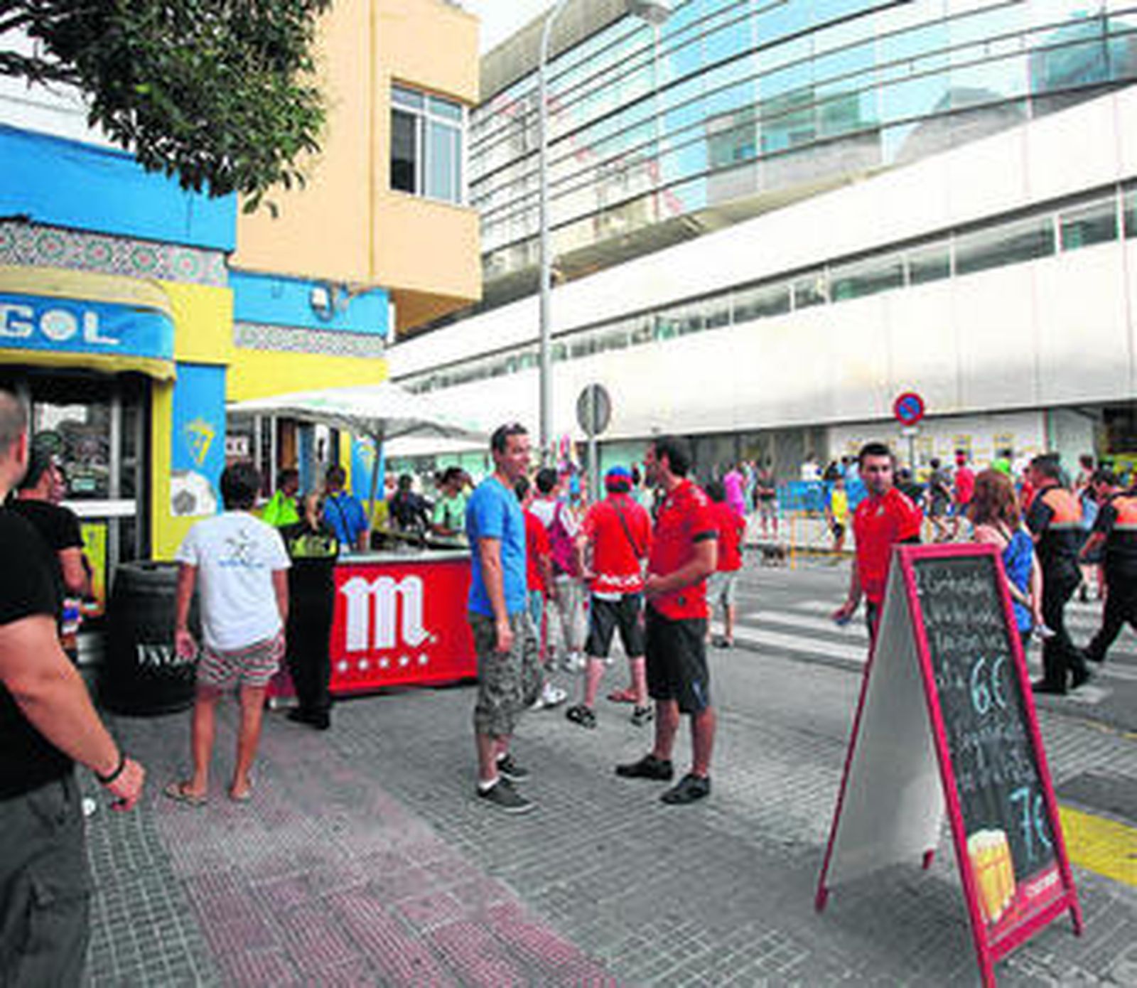 Aspecto del exterior del Bar 'Gol' antes del primer partido de ayer.