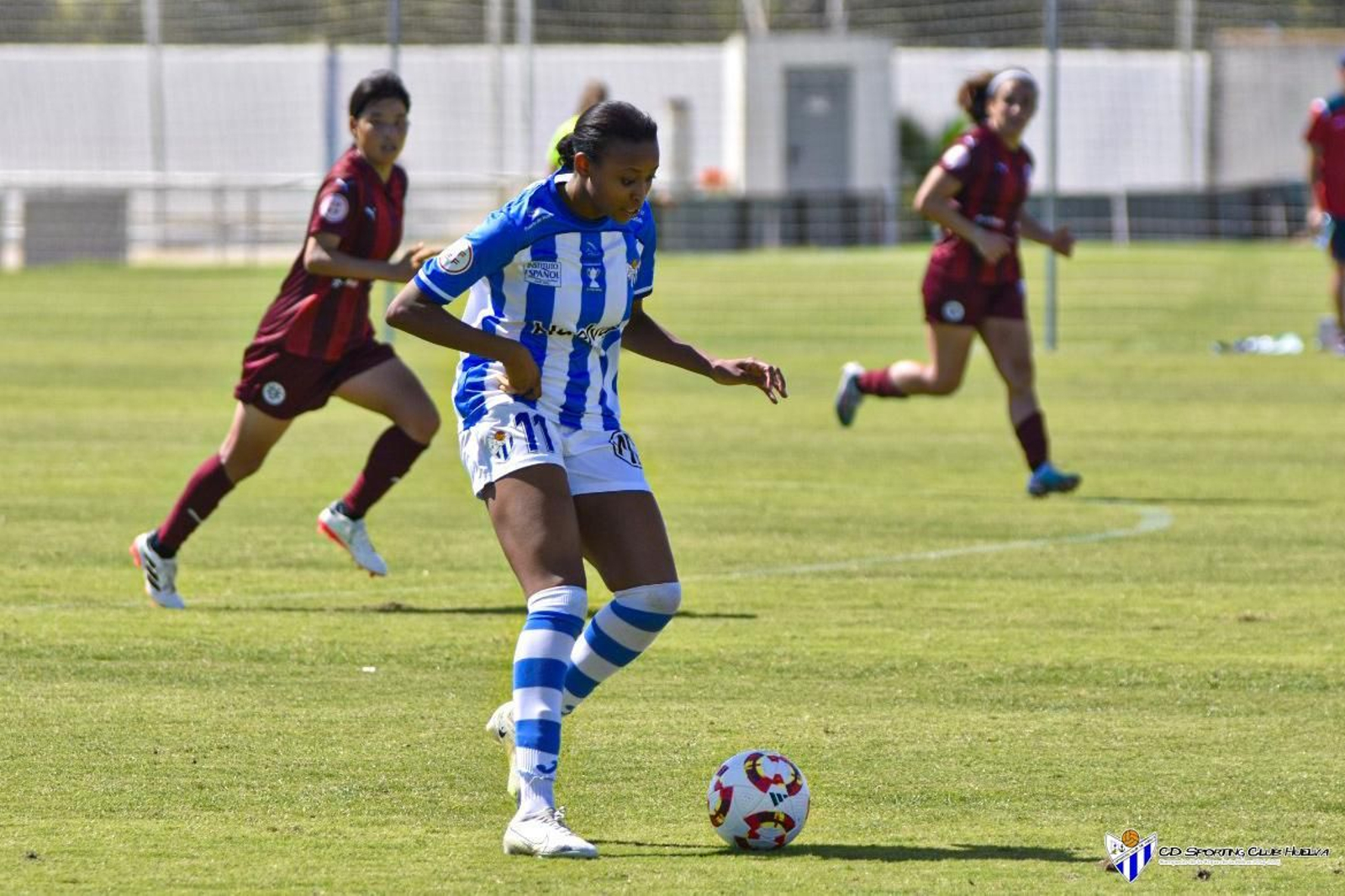 Sulola controla un balón durante un partido esta temporada.