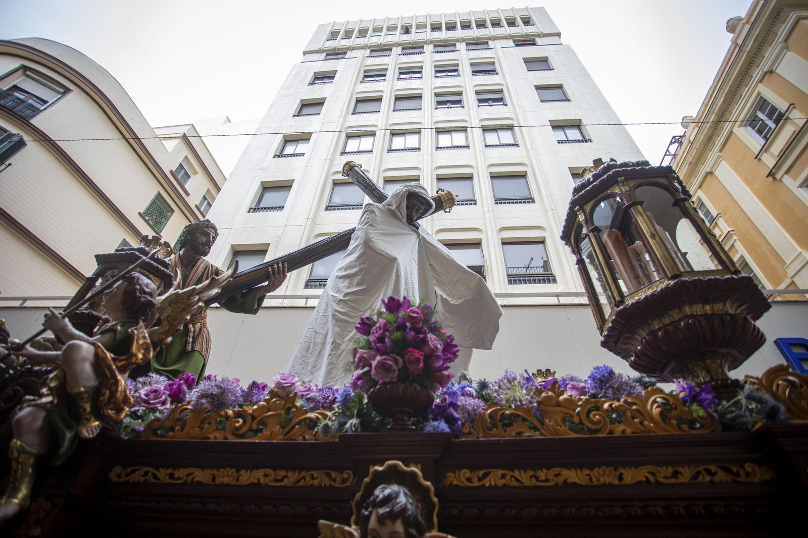 Las imágenes de la cofradía del Nazareno del Amor en la Semana Santa de Cádiz 2022