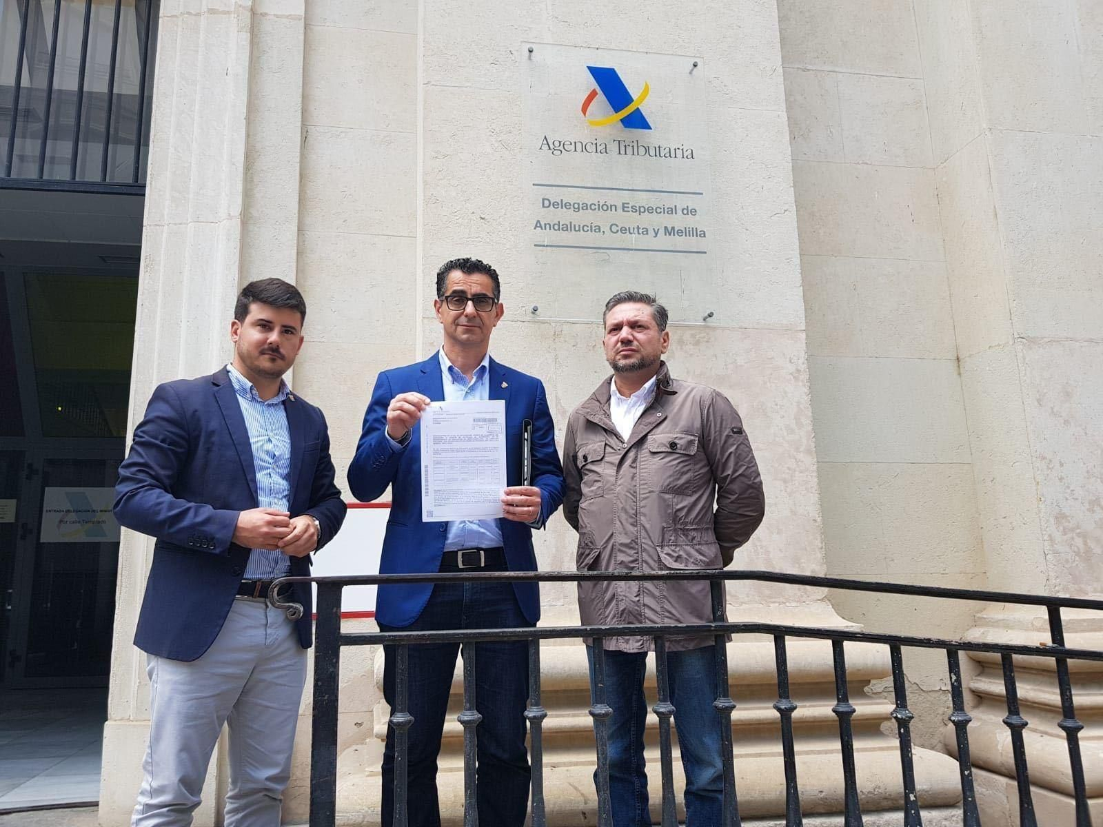 El alcalde muestra el documento donde se reclama la cantidad económica por parte del Ministerio de Industria.