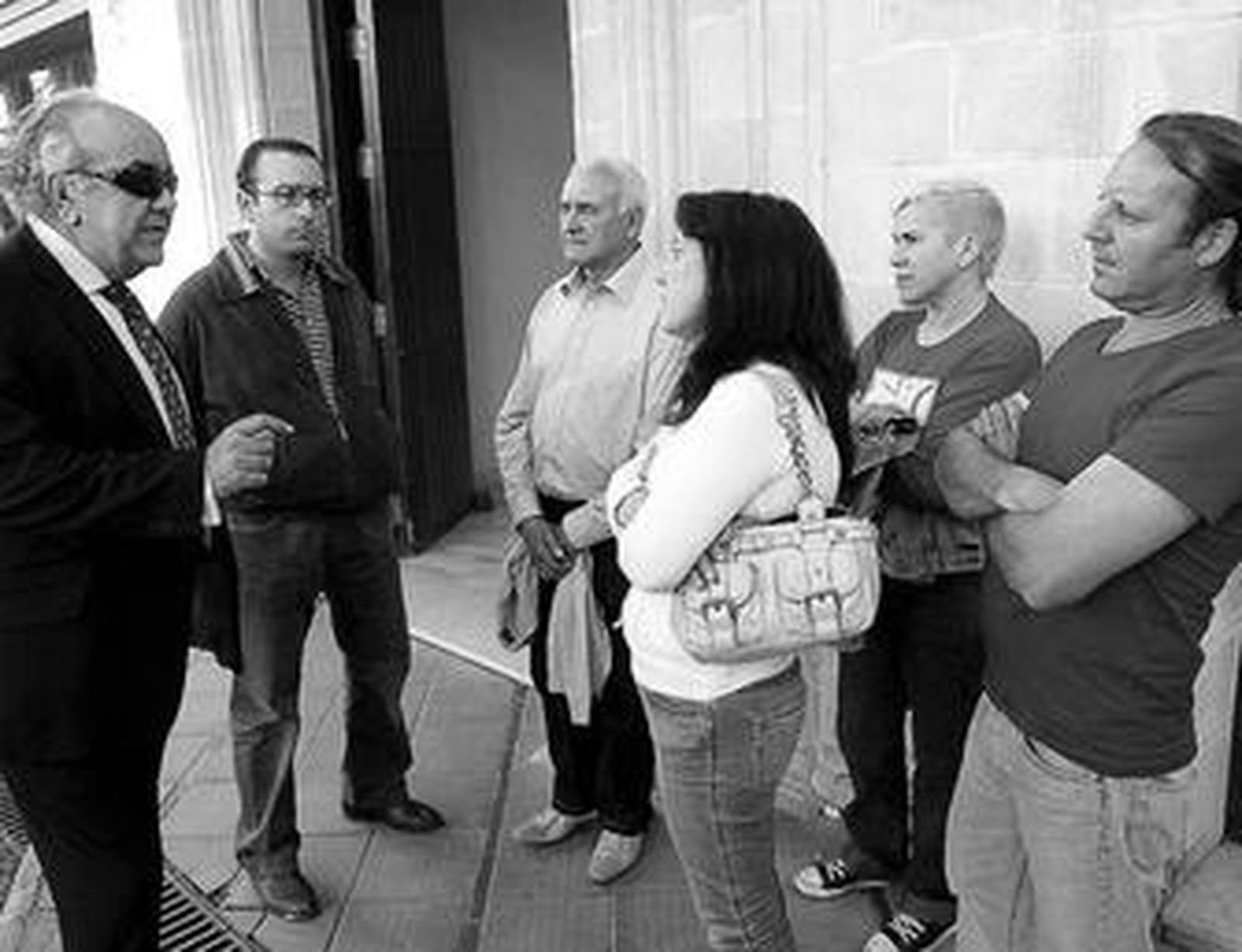 Familiares y amigos del fallecido conversan con sus abogados en Jerez.