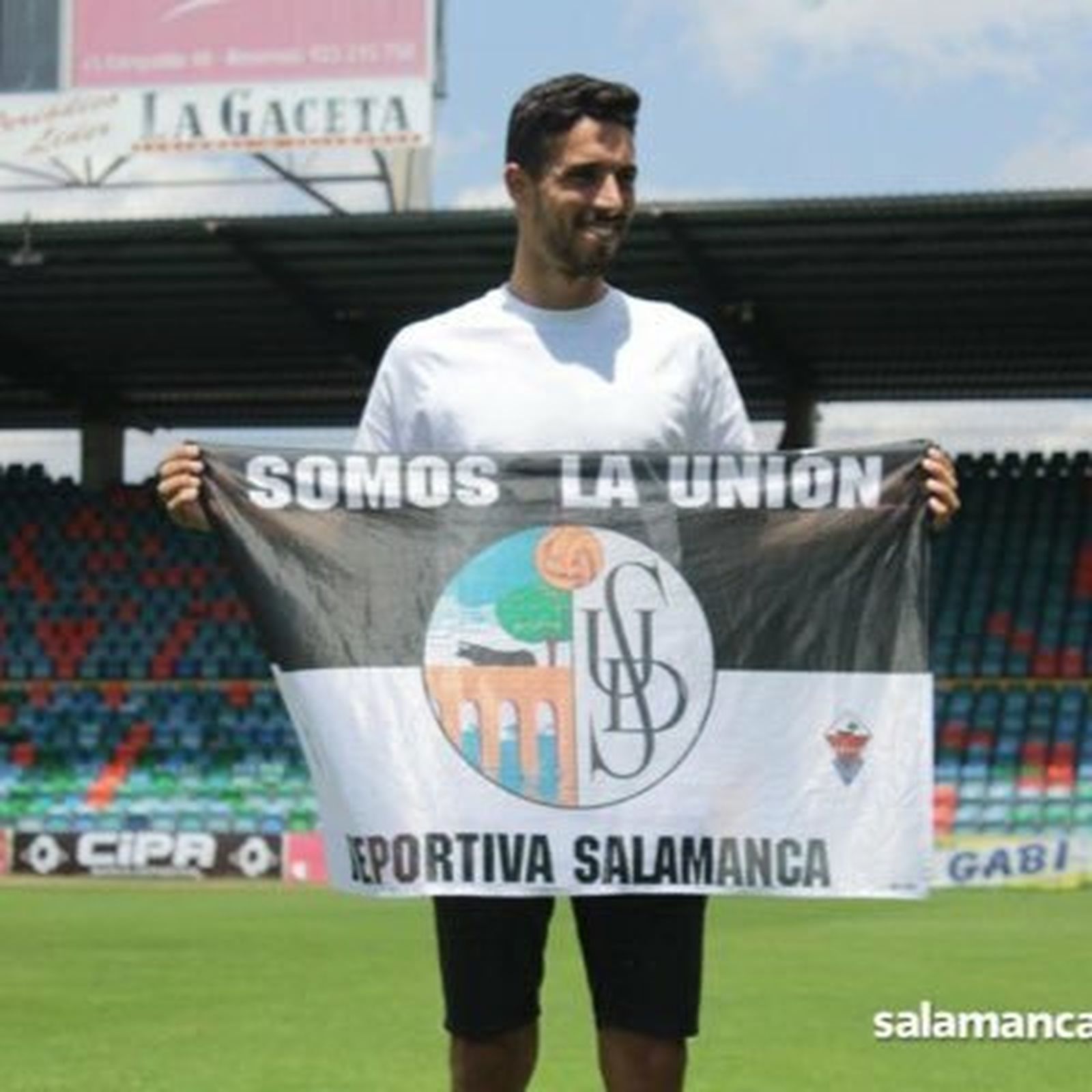 Pumar posa con una bandera del Salamanca CF, su último club.