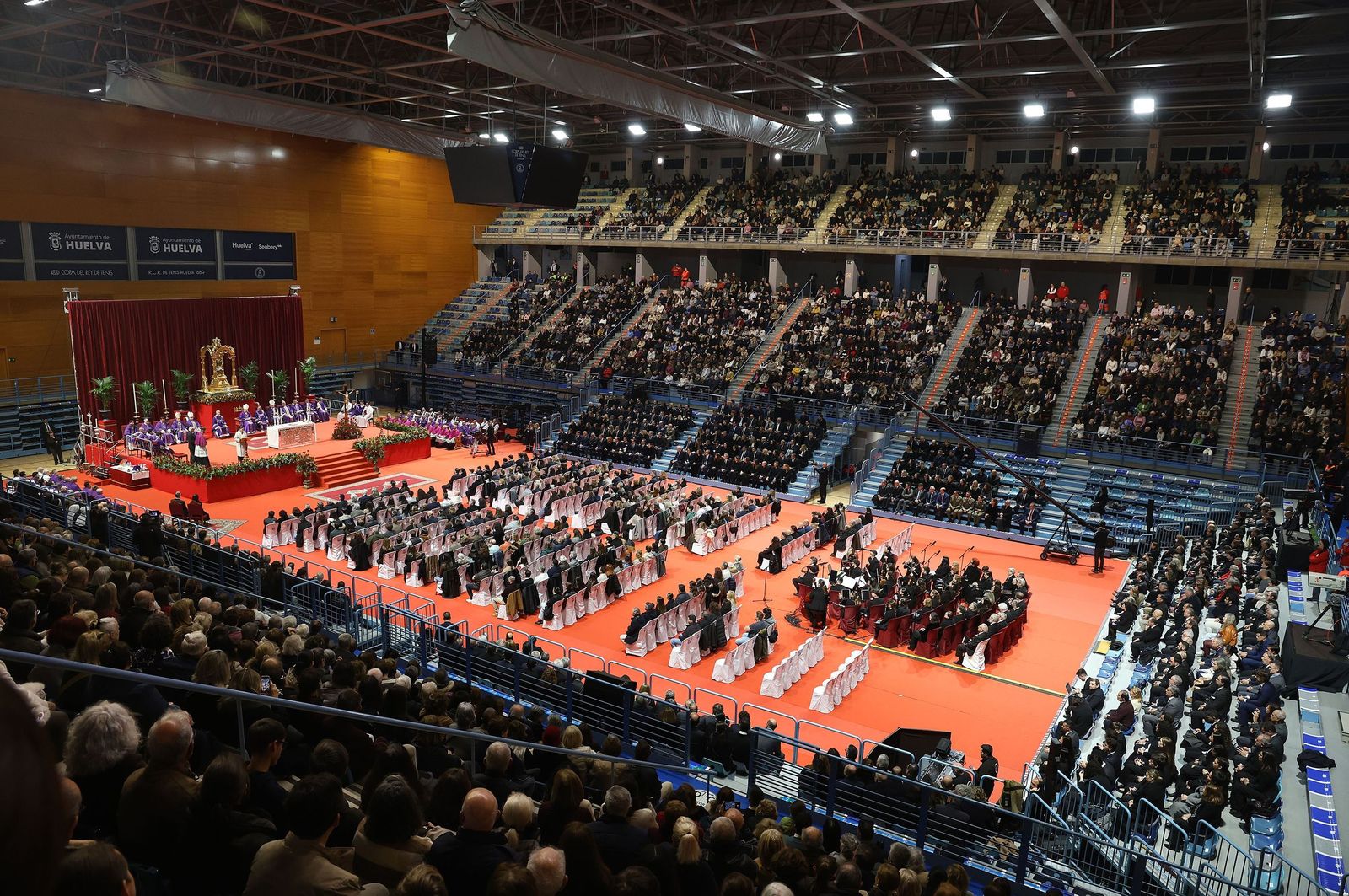 Misa funeral por las víctimas de Adamuz en el Carolina Marín.