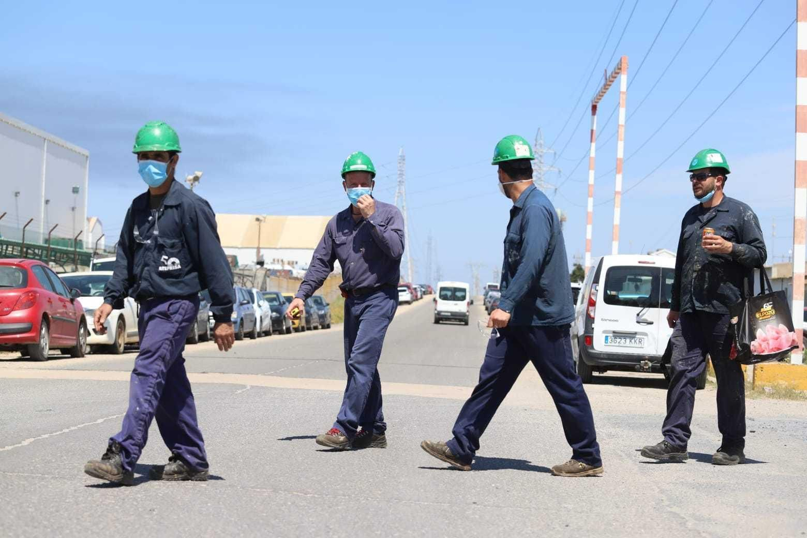 Trabajadores en la Refinería de Cepsa de Palos.