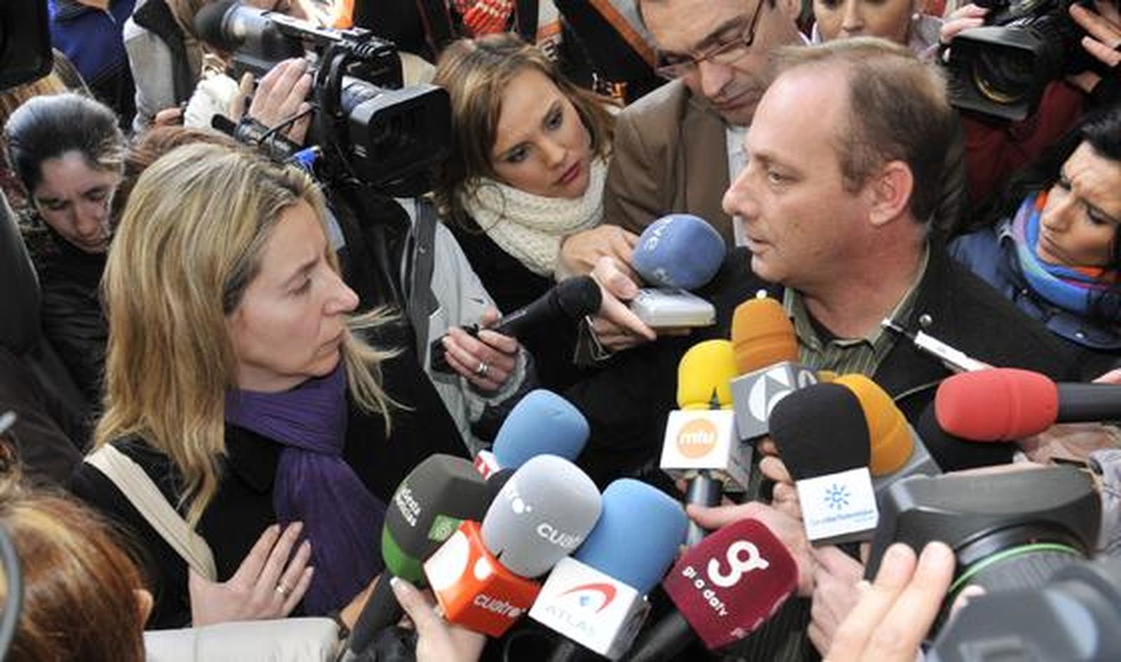 Los padres de Marta del Castillo se pronuncian ante los medios de comunicación a la salida de los juzgados.

Foto: Juan Carlos Vázquez