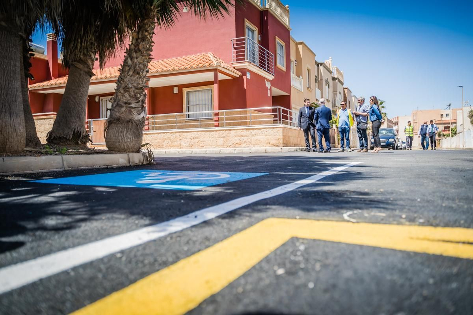 Visita de Gabriel Amat y José Luis Llamas a la barriada de La Romanilla, en pleno proceso de repavimentación.
