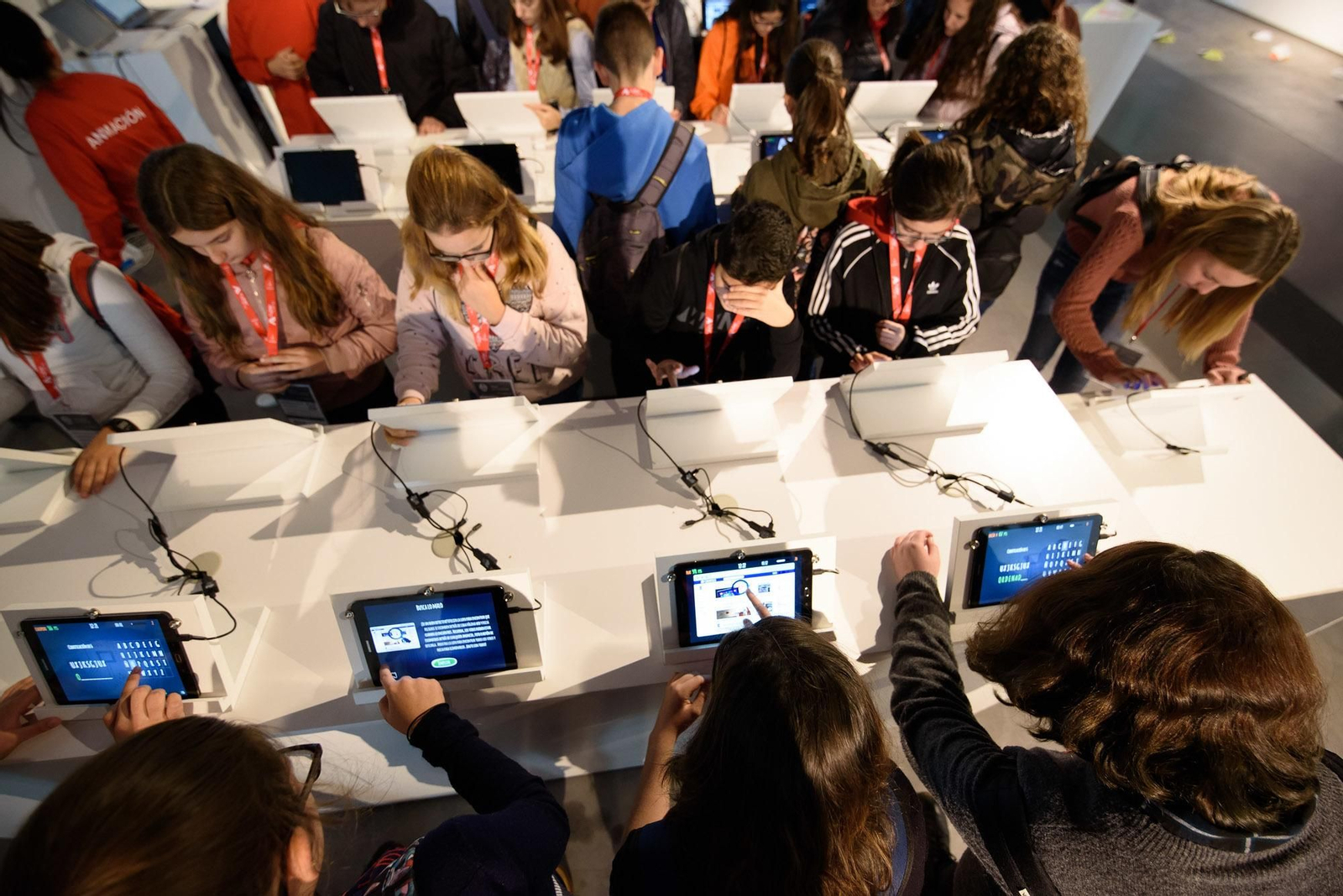 Jóvenes realizan una de las actividades del CyberCamp en Tabacalera.